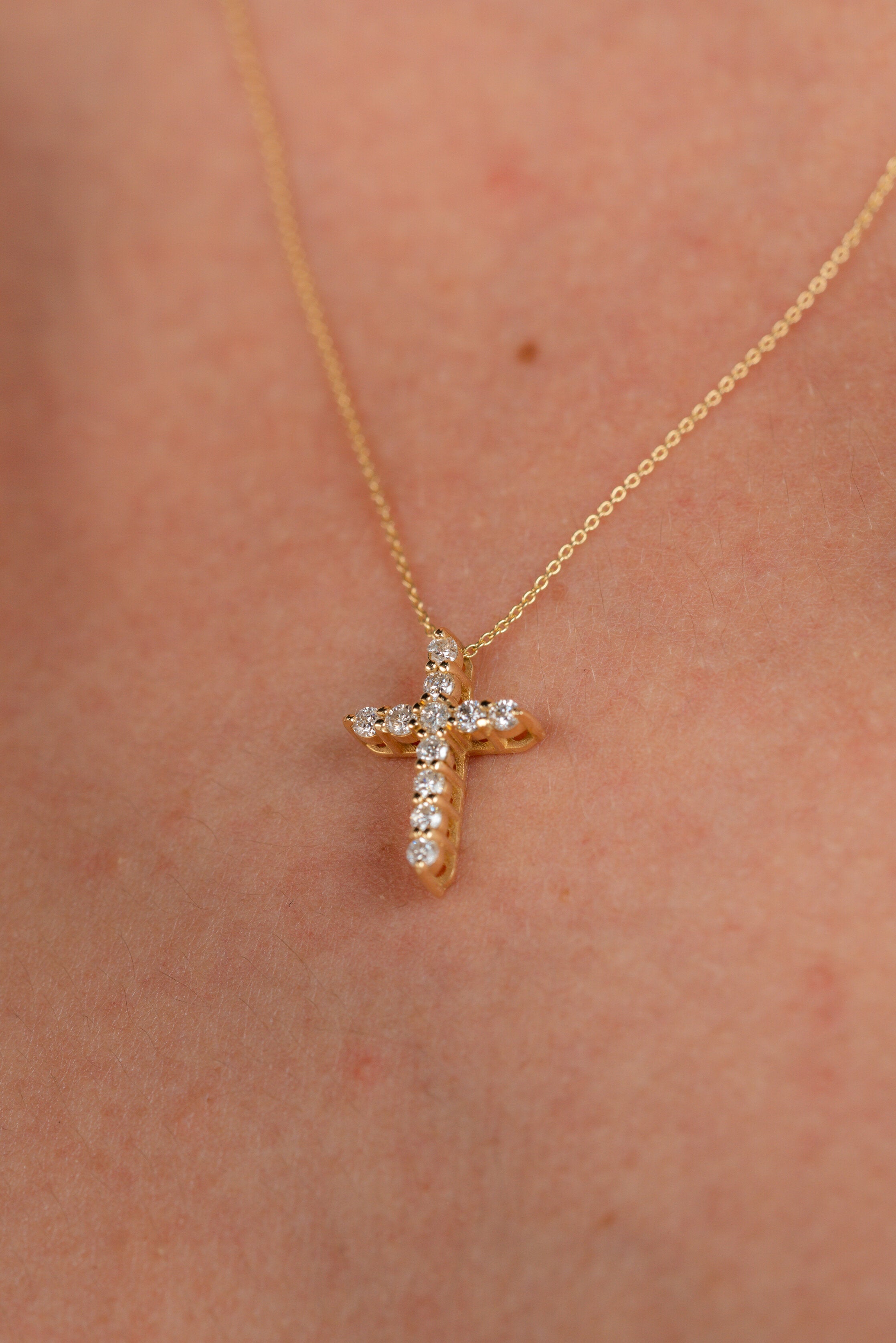 COLIER CR0018 DIN AUR GALBEN 14K CU DIAMANTE FORMA CRUCE - Bijuterii LA ROSA
