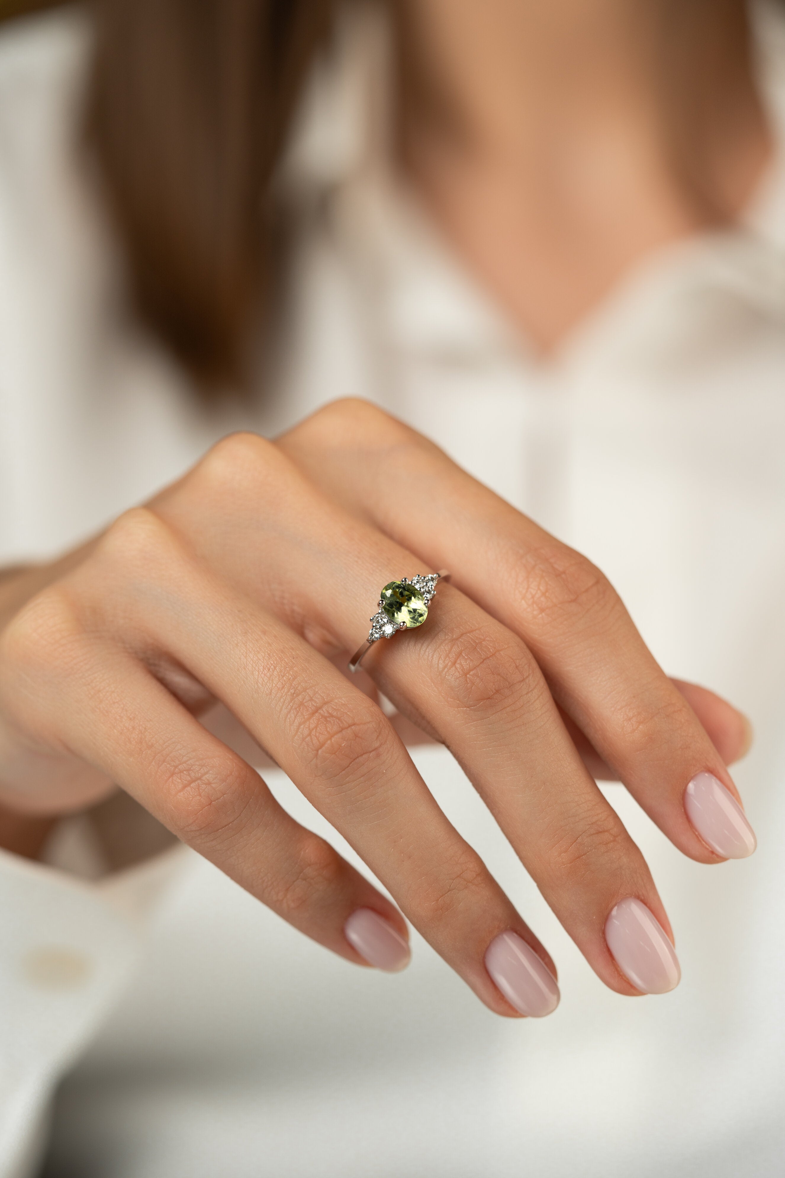 Inel LDRA1577 din aur alb cu diamante si peridot - Bijuterii LA ROSA