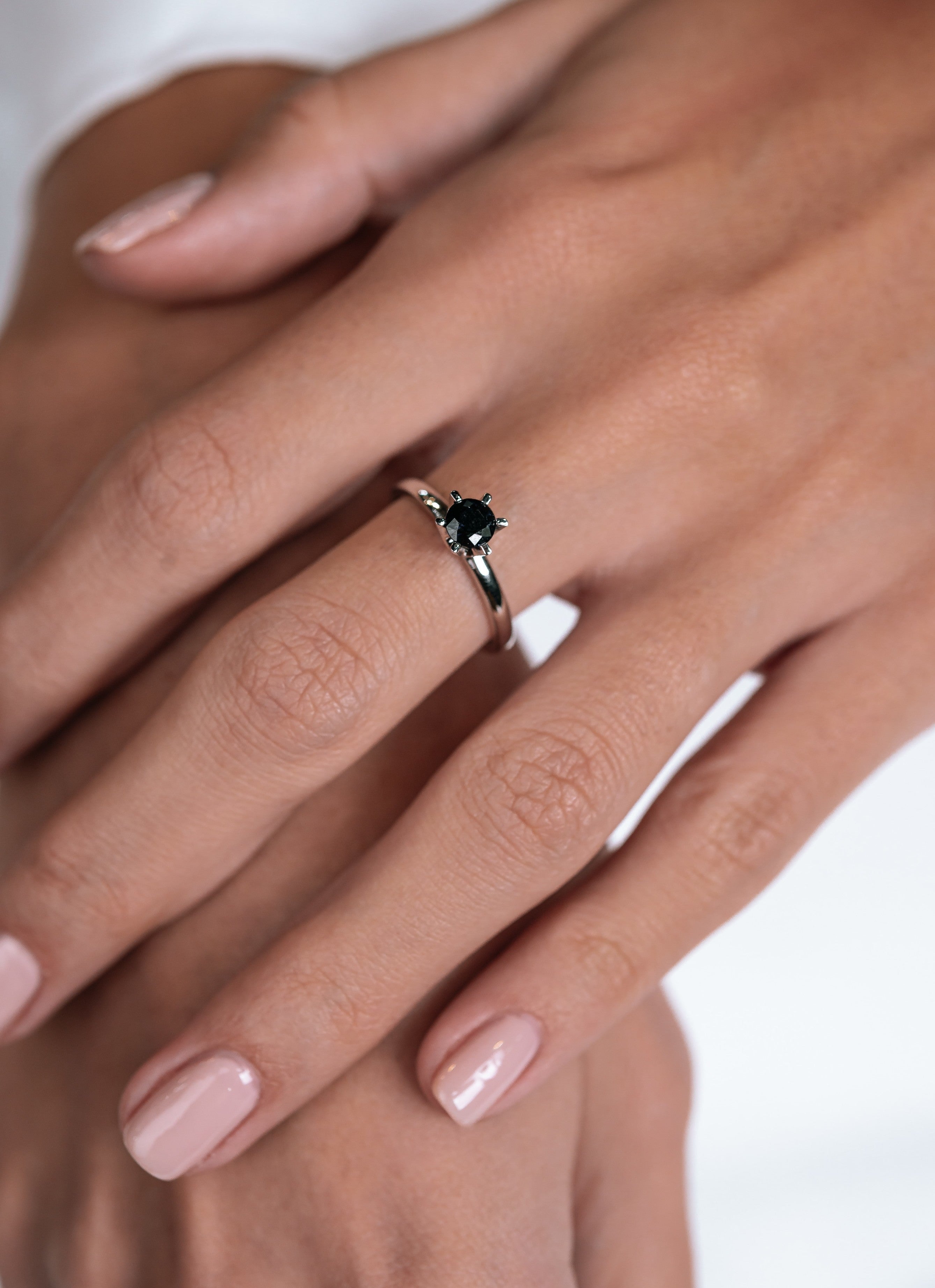 INEL LRLC001 DIN AUR ALB 18K CU SAFIR - Bijuterii LA ROSA - Verighete si Inele de Logodna, bijuterii cu diamante