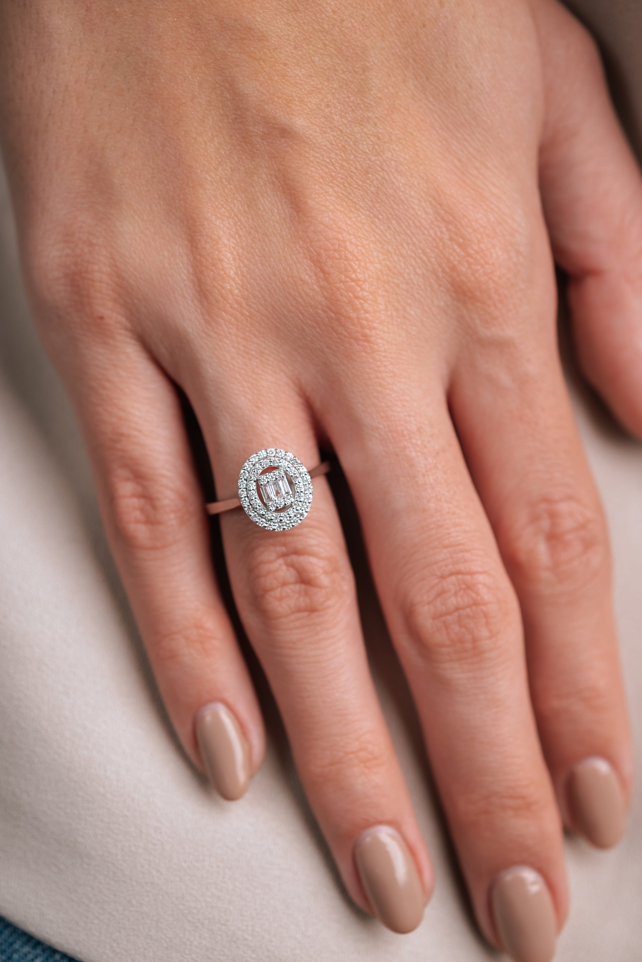 INEL R003583 DIN AUR ALB 14K FORMA ROTUNDA CU DIAMANTE - Bijuterii LA ROSA - Verighete si Inele de Logodna, bijuterii cu diamante