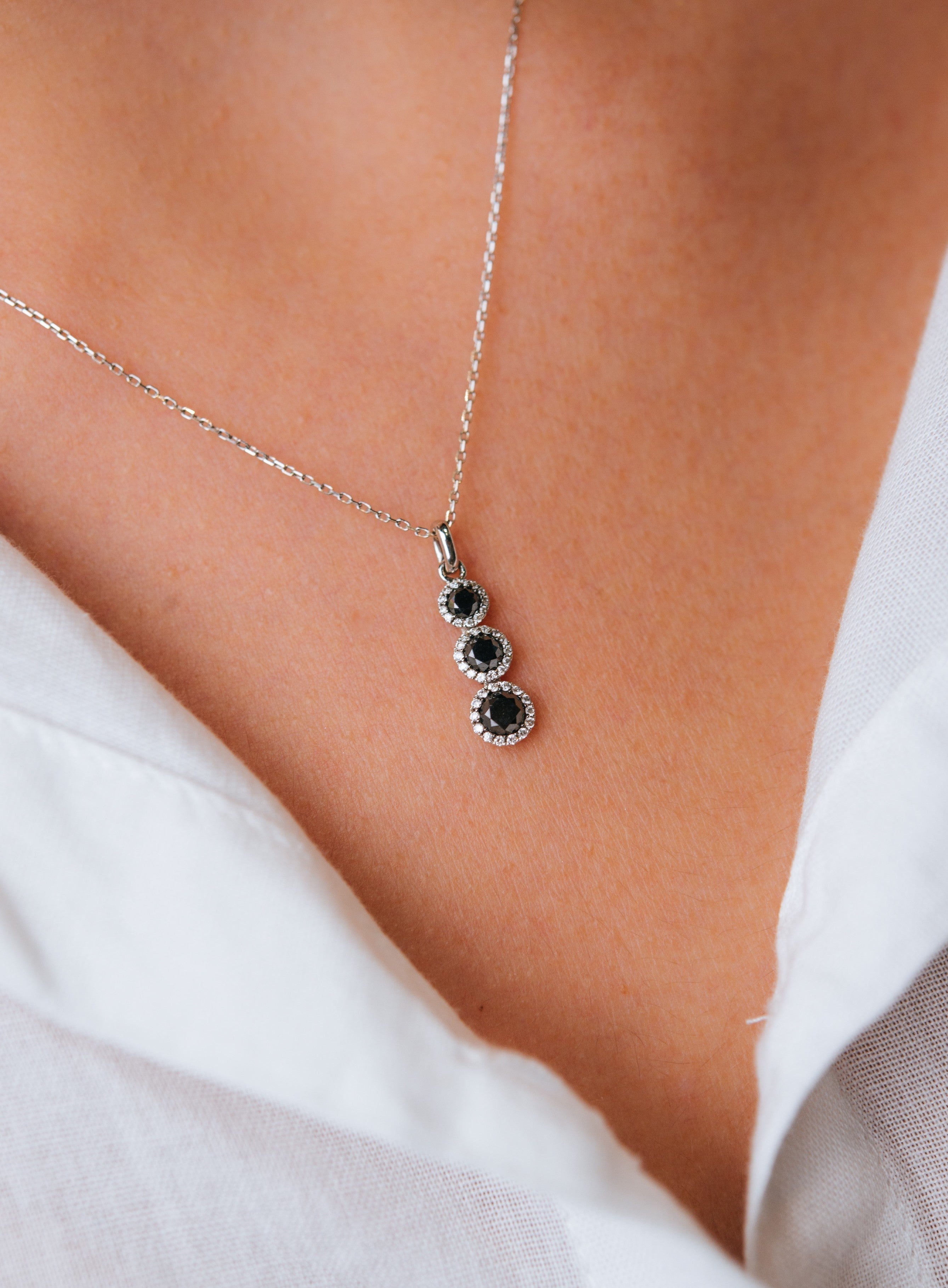 Colier LDN0003 din aur alb 18k forma rotunda cu diamante albe si diamante negre - Bijuterii LA ROSA