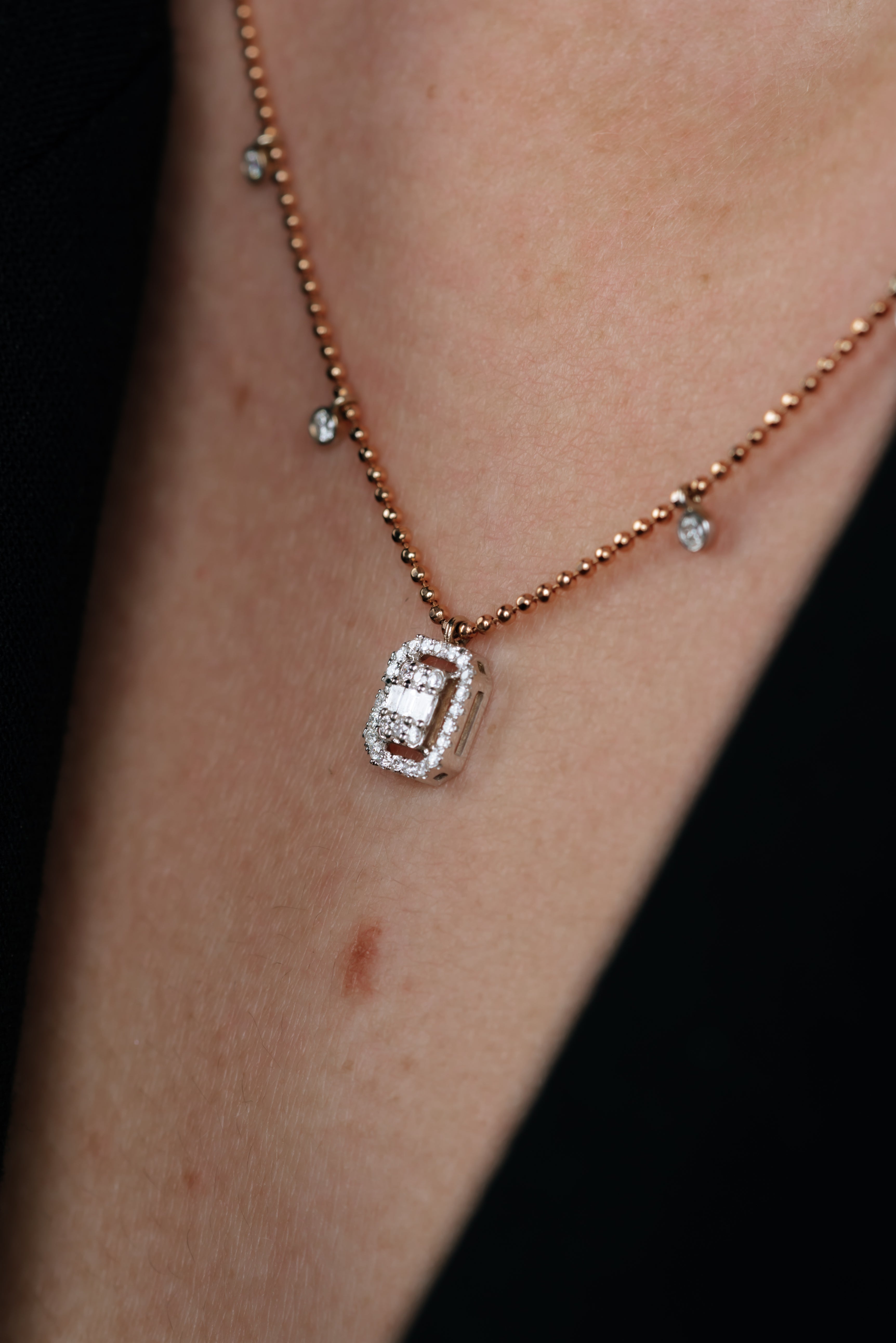 COLIER KL29020 DIN AUR ALB SI ROZ 14K FORMA DREPTUNGHIULARA CU DIAMANTE - Bijuterii LA ROSA