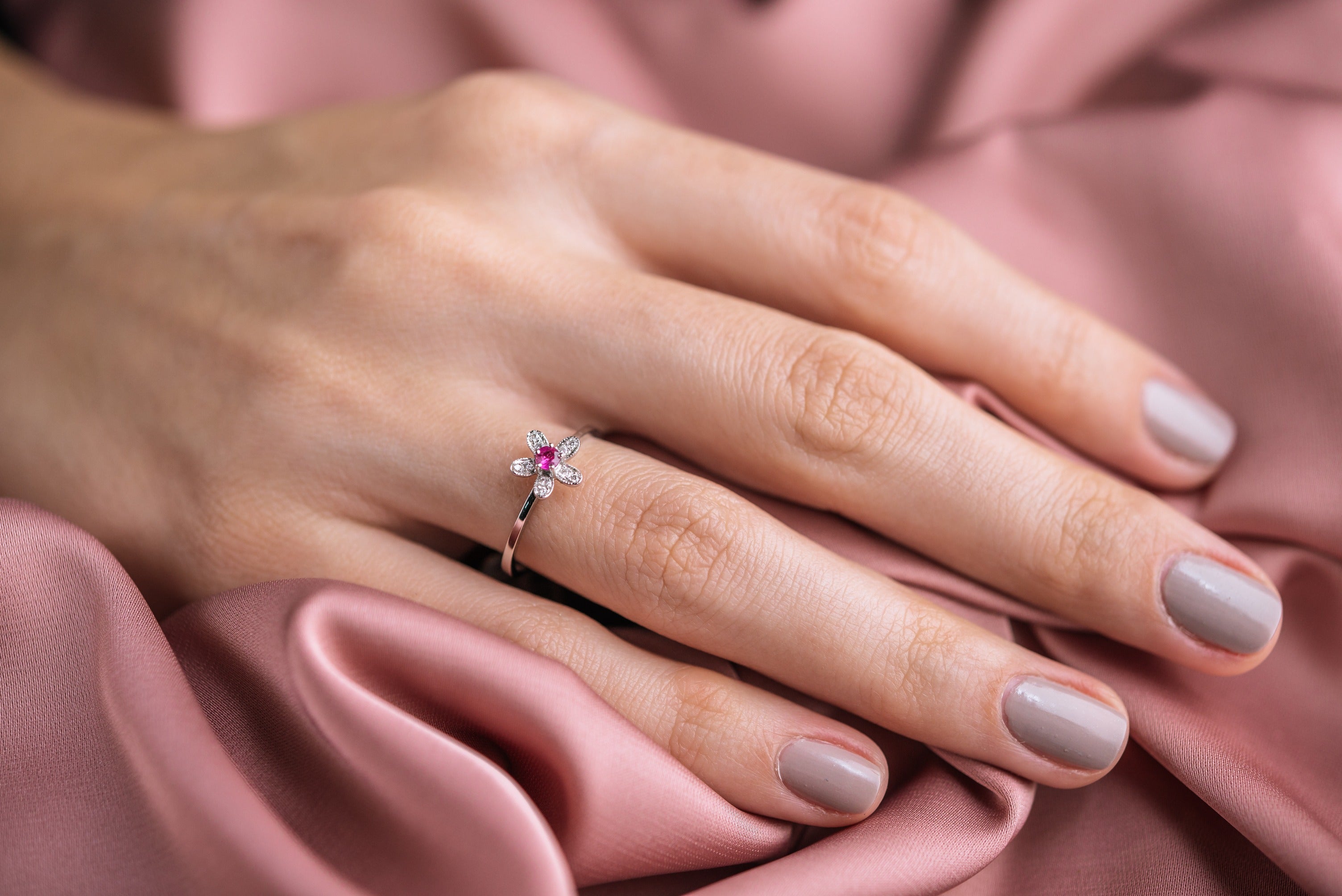 Inel BDRA003 din aur alb 14k forma floare cu diamante si rubin - Bijuterii LA ROSA