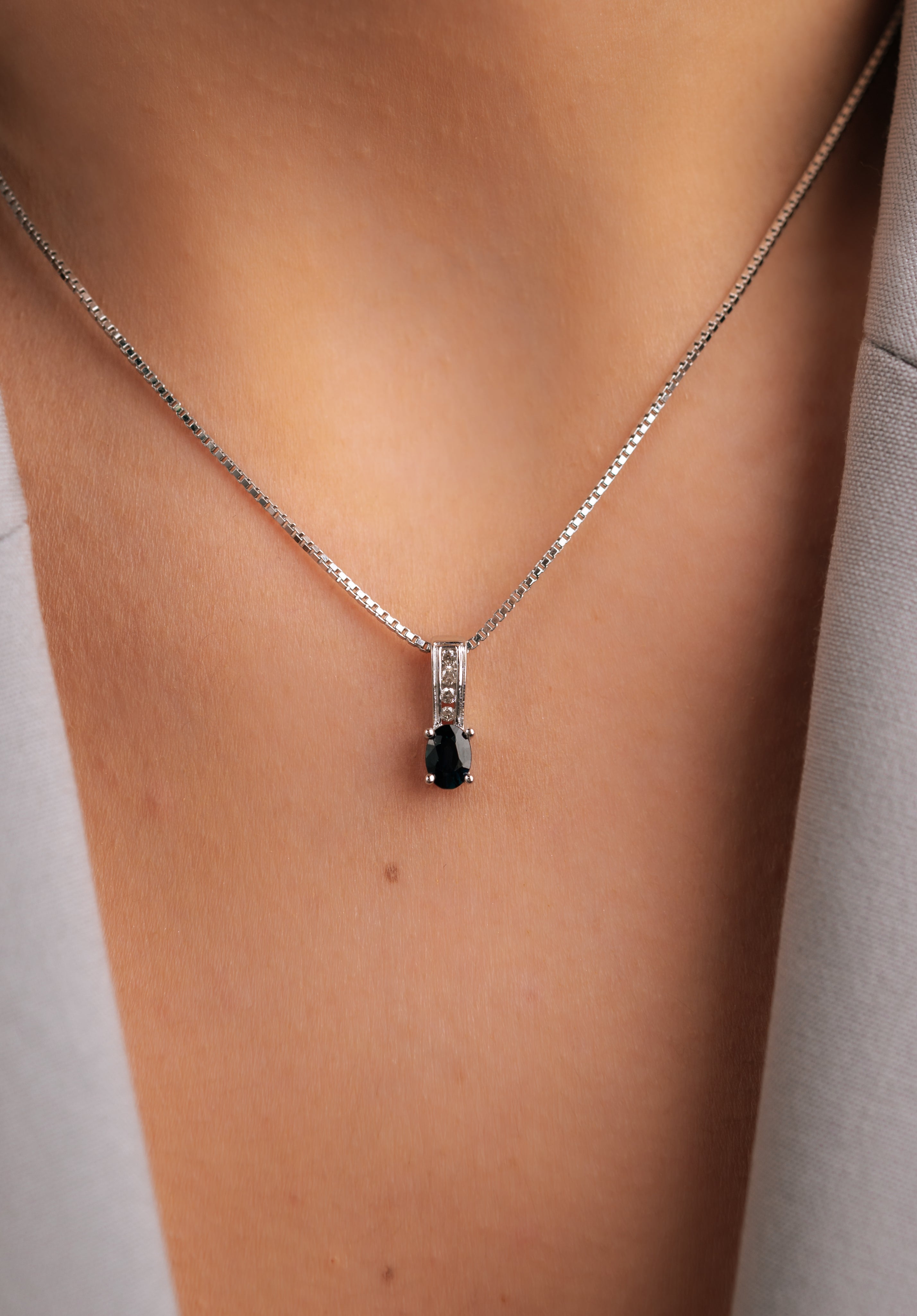 COLIER N000112 DIN AUR ALB 14K FORMA OVALA CU DIAMANTE SI SAFIR - Bijuterii LA ROSA - Verighete si Inele de Logodna, bijuterii cu diamante