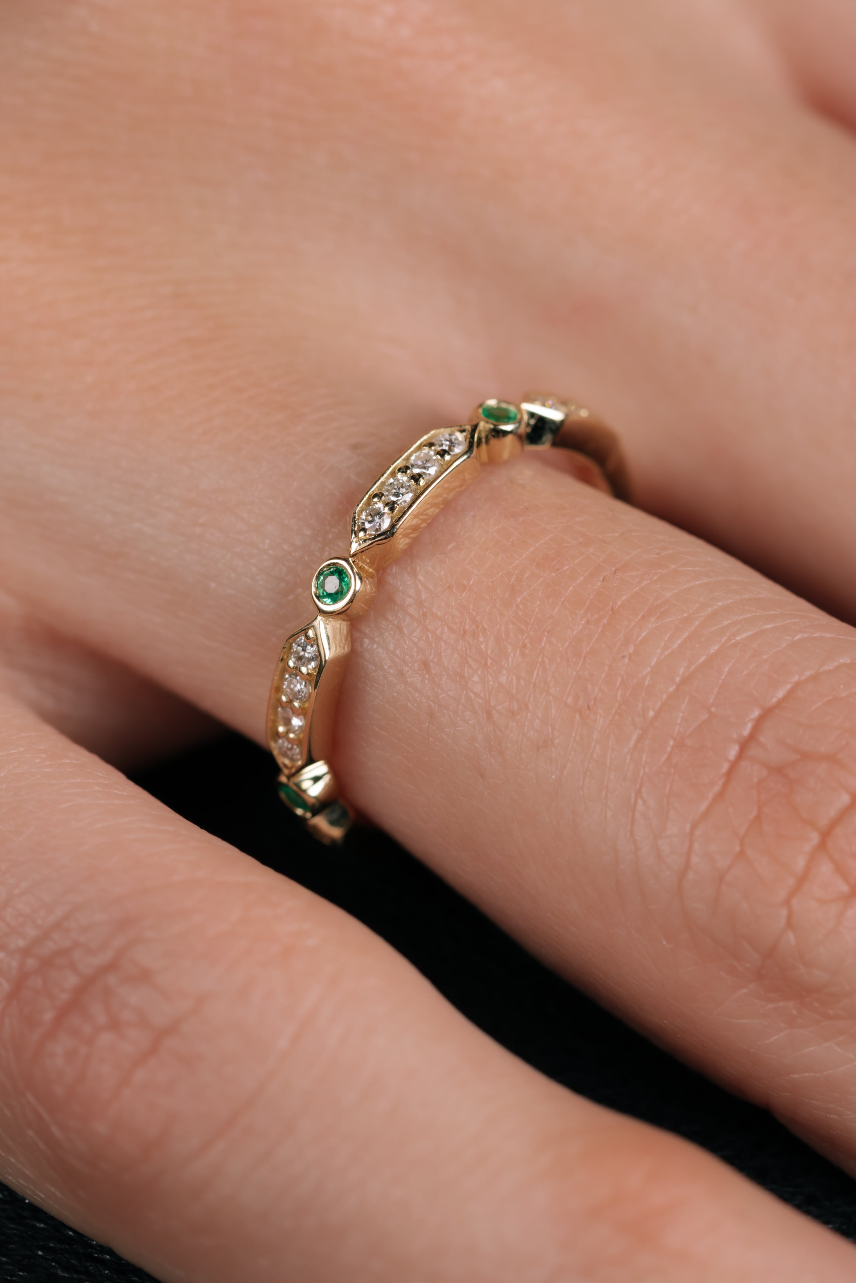 INEL R000470 DIN AUR GALBEN 14K CU DIAMANTE SI SMARALD FORMA ROTUNDA - Bijuterii LA ROSA