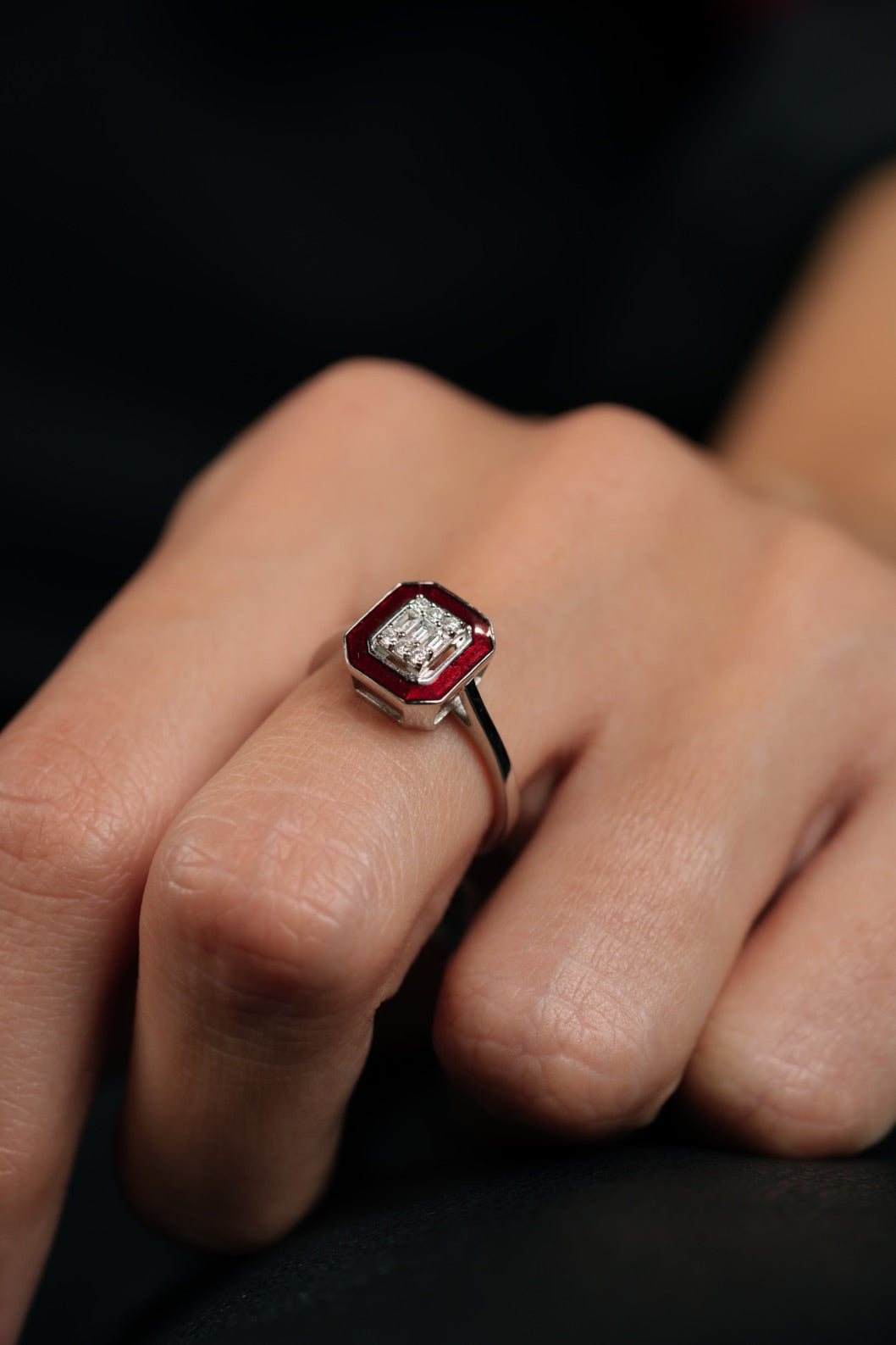Inel octagon din aur alb 14k cu diamante bagheta si email bordo - Bijuterii LA ROSA