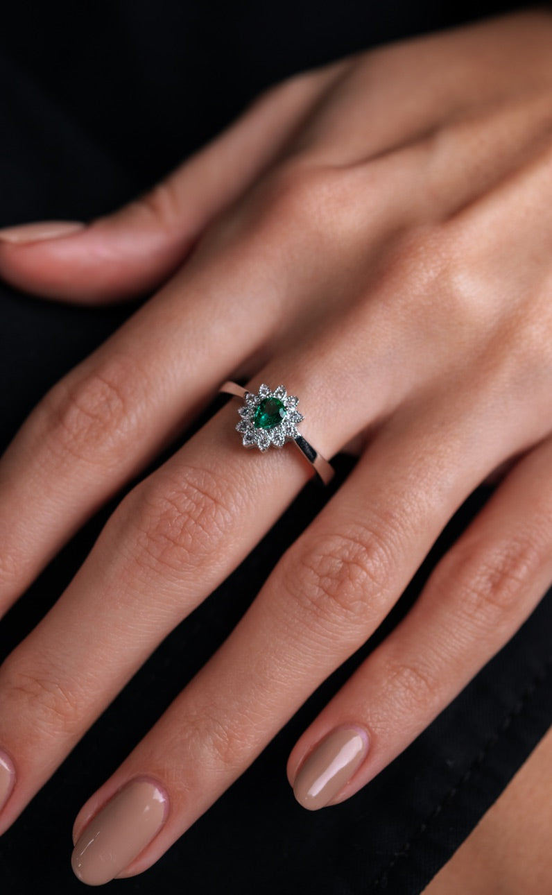 INEL R000124 DIN AUR ALB 14K FORMA FLOARE CU DIAMANTE SI SMARALD - Bijuterii LA ROSA - Verighete si Inele de Logodna, bijuterii cu diamante