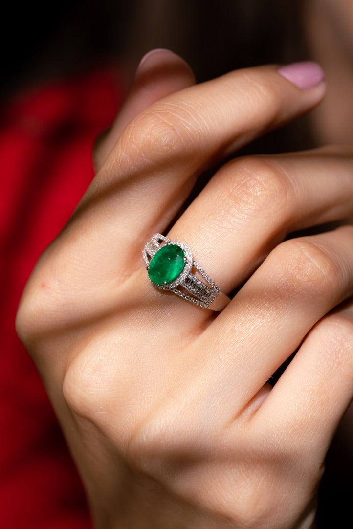 Inel LDRA0641 din aur alb 18k cu forma ovala cu smarald si diamante - Bijuterii LA ROSA