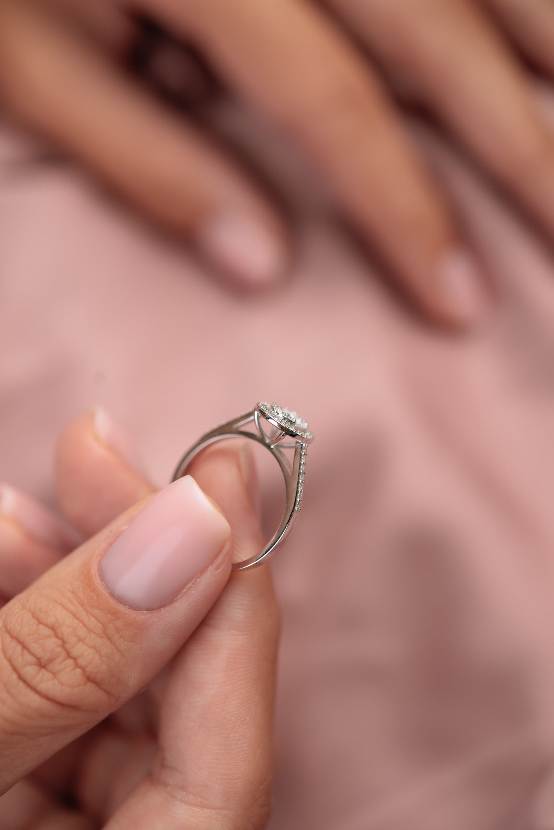 Inel Oval din aur alb de 14k cu diamante baghete - Bijuterii LA ROSA