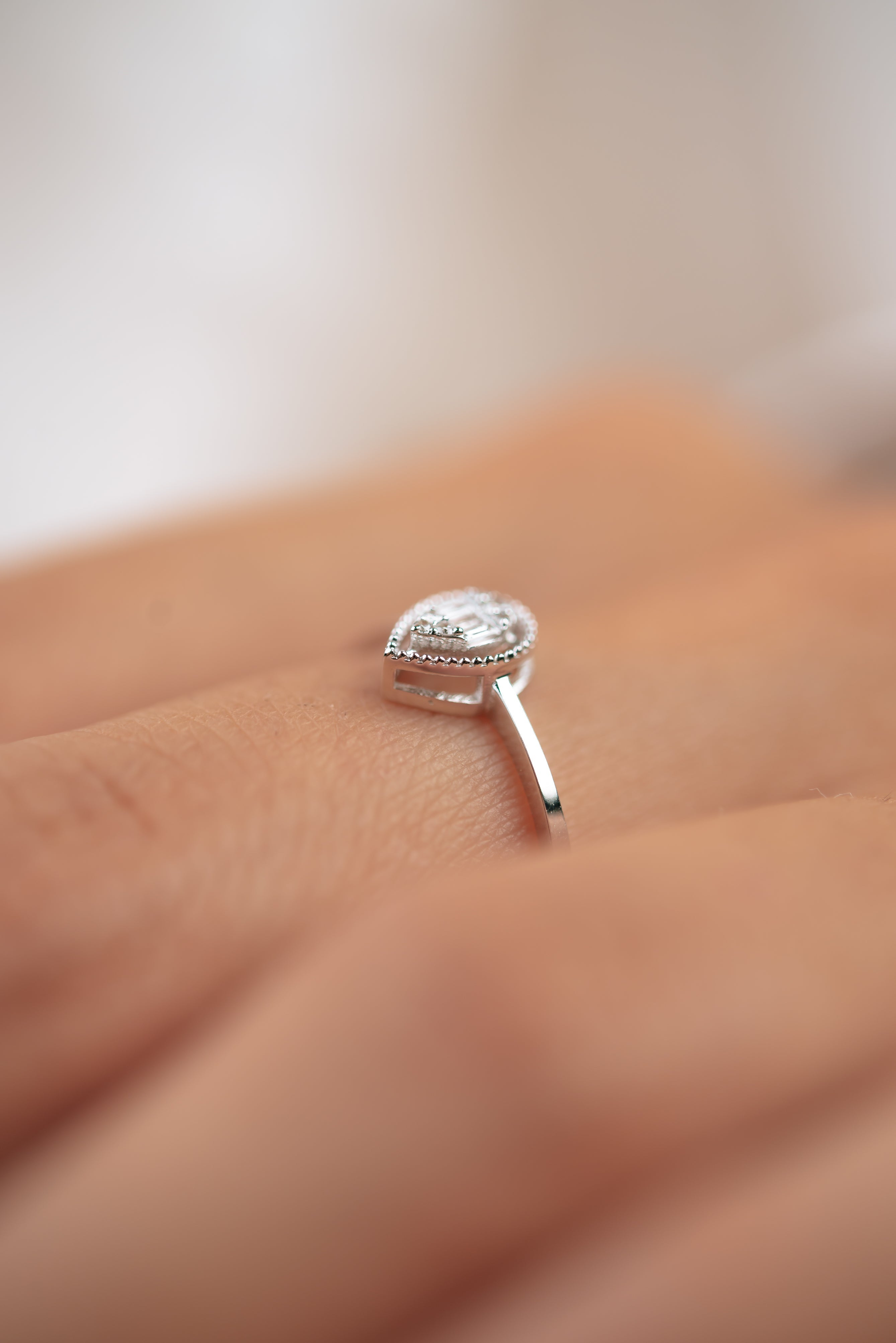 Inel lacrima brodat din aur alb 14K cu diamante - Bijuterii LA ROSA