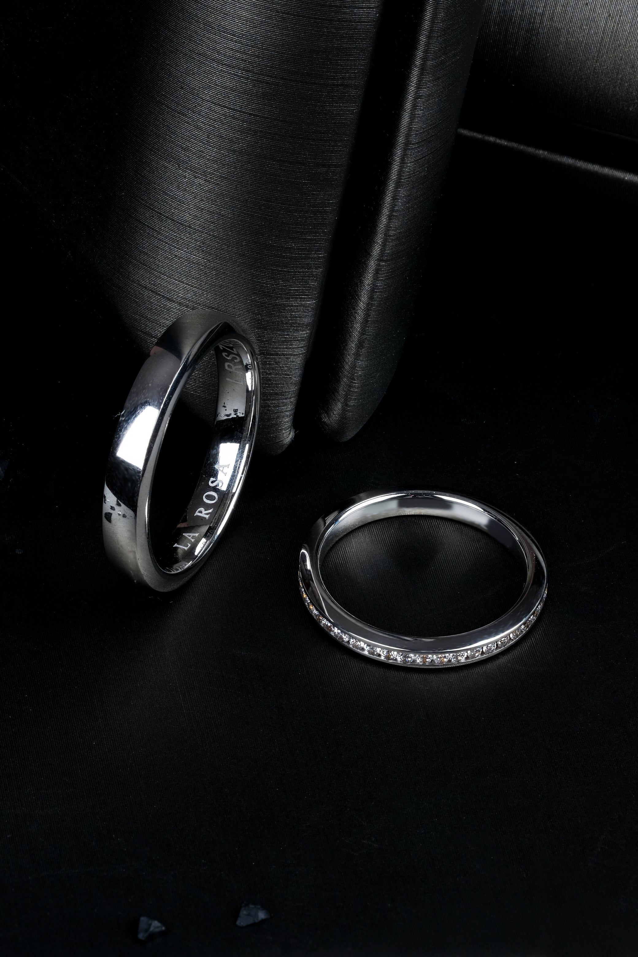 Detaliu verighete elegante din platină cu diamante