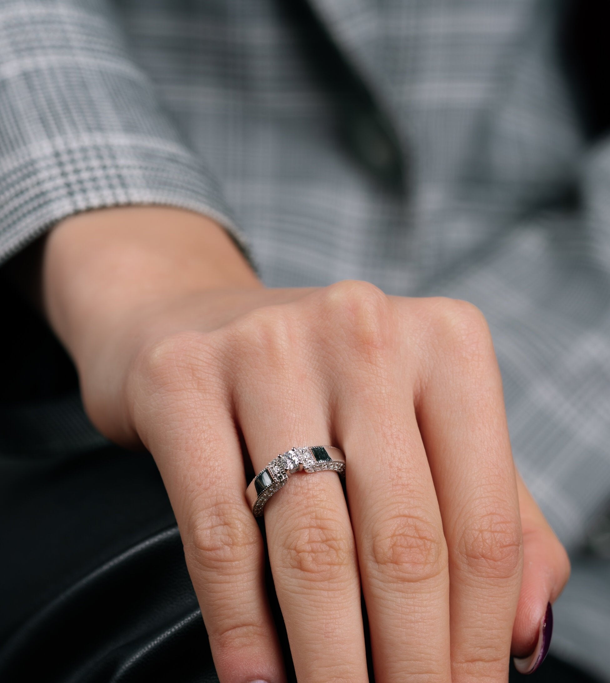 Inel de logodnă cu diamante laterale din aur 18K purtat pe mână, strălucire naturală La Rosa