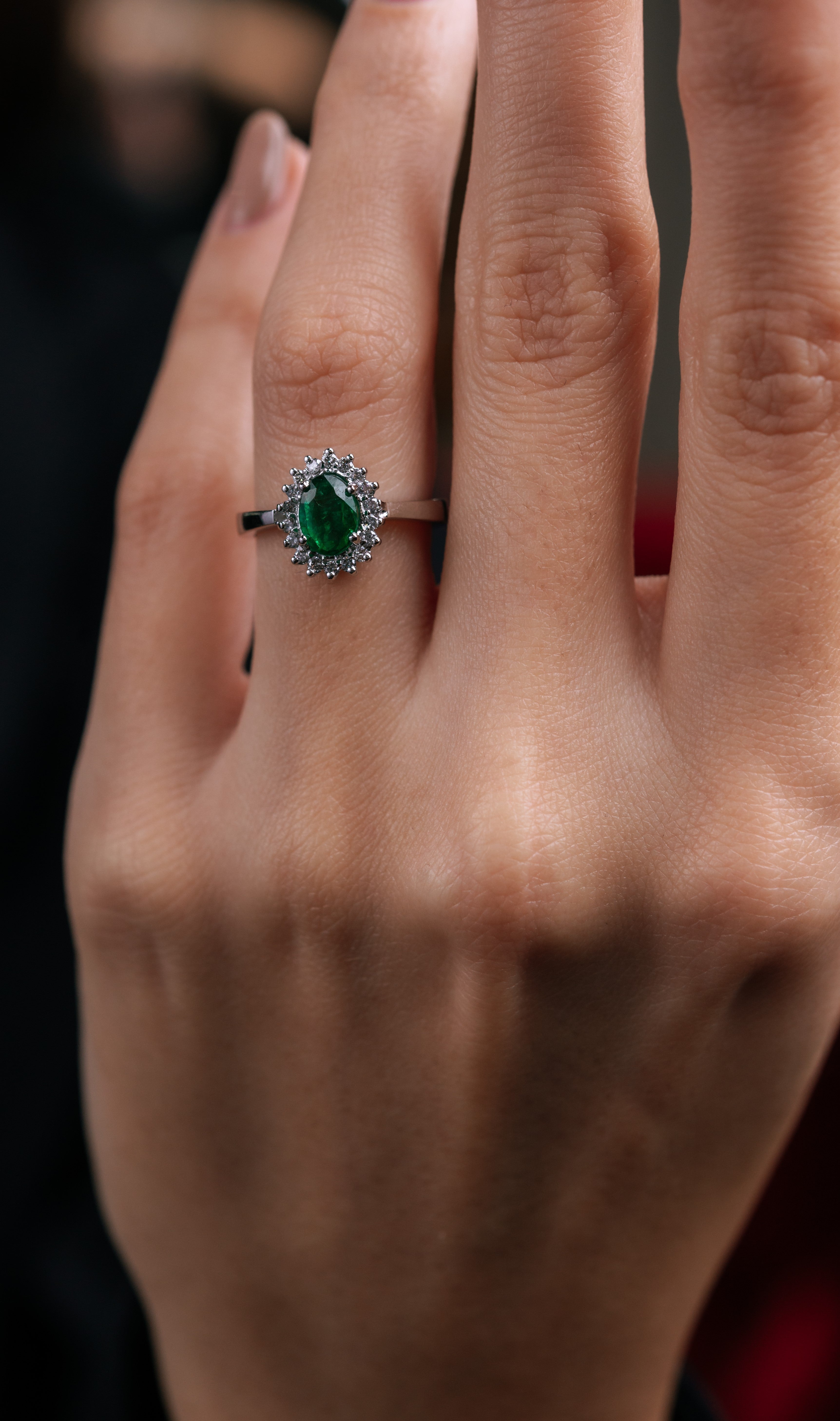 INEL R000126 DIN AUR ALB 14K FORMA OVALA CU DIAMANTE SI SMARALD - Bijuterii LA ROSA - Verighete si Inele de Logodna, bijuterii cu diamante