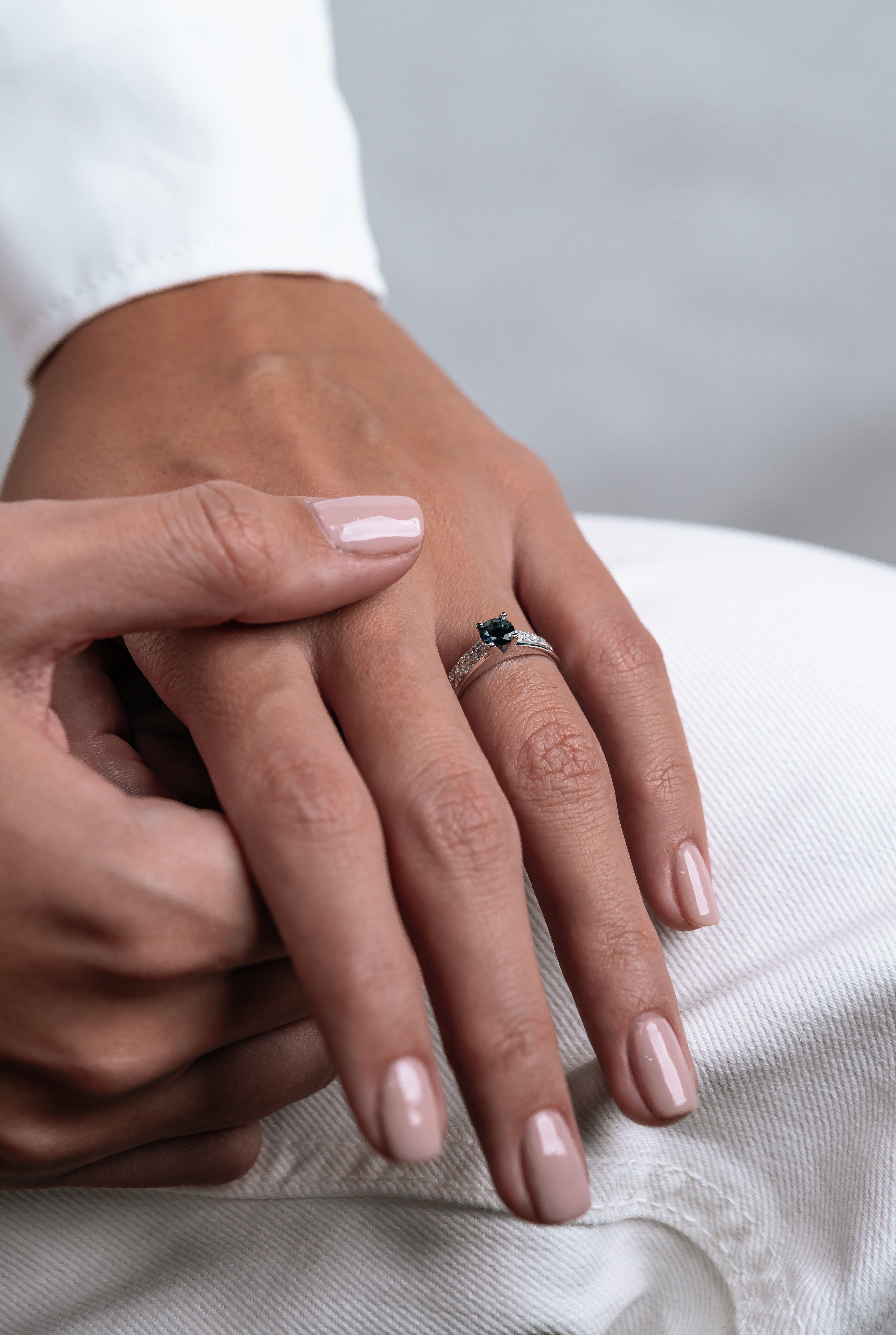 INEL LDR0212 DIN AUR ALB 18K CU DIAMANTE SI SAFIR - Bijuterii LA ROSA