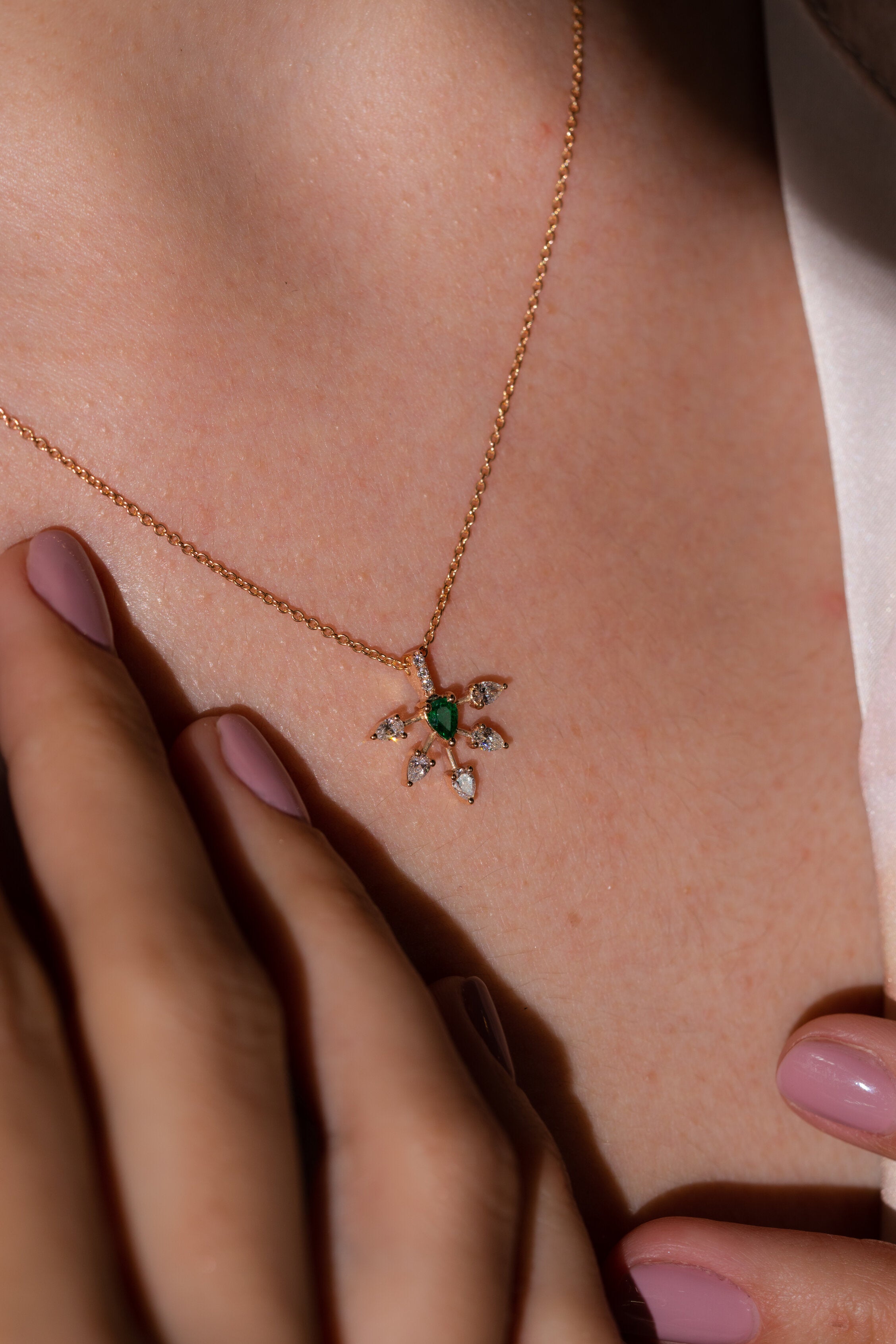 COLIER KL28608 DIN AUR ROZ 14K CU DIAMANTE SI SMARALD - Bijuterii LA ROSA