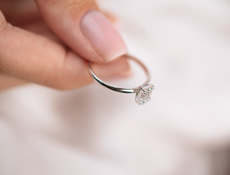 Inel dreptunghi din aur alb de 14k cu diamante baghete - Bijuterii LA ROSA
