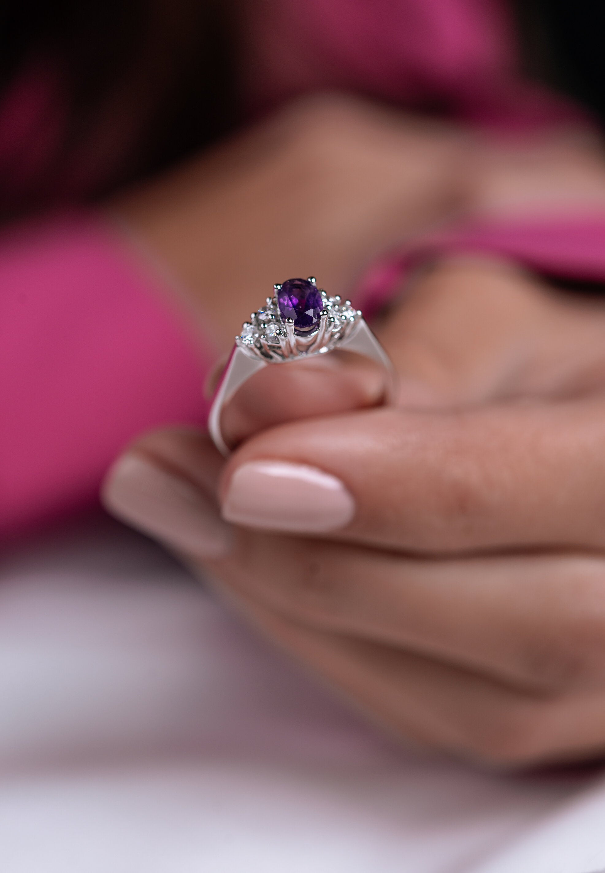 Inel LR00349 din aur alb 18k forma ovala cu diamante si ametist - Bijuterii LA ROSA