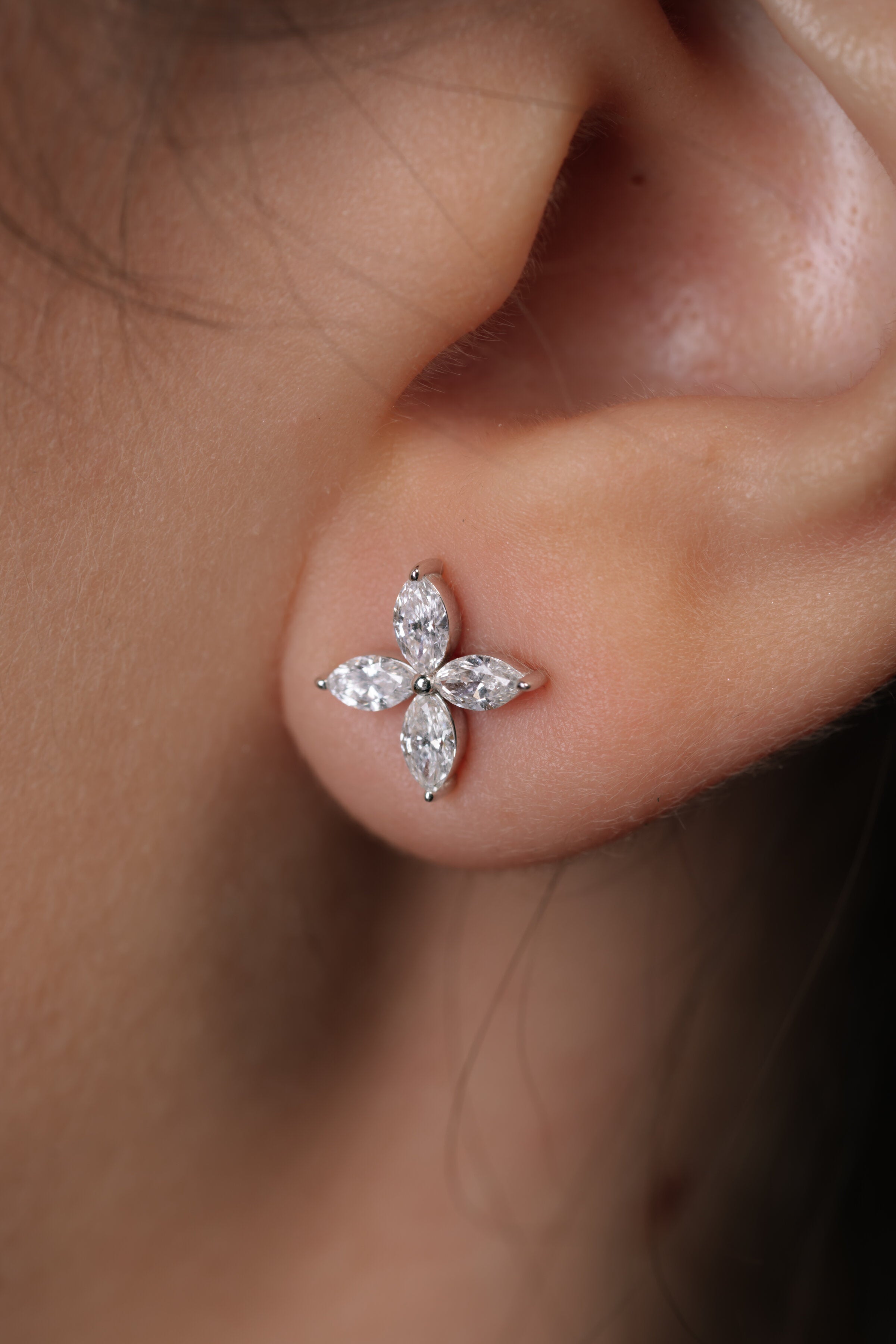 CERCEI E001129 DIN AUR ALB 14K CU DIAMANTE MARQUISE - Bijuterii LA ROSA