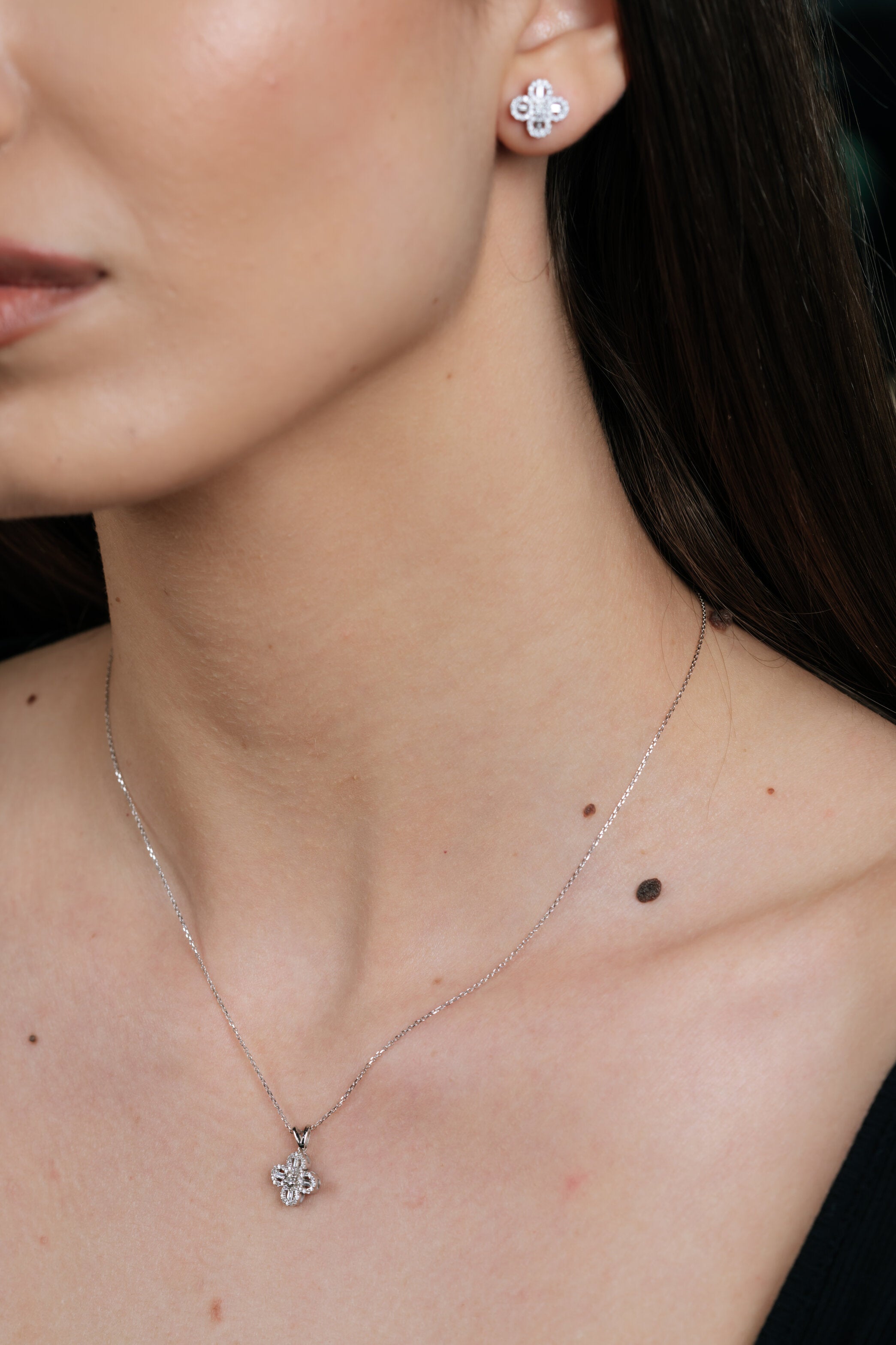 CERCEI E001192 DIN AUR ALB 14K FORMA ROTUNDA CU DIAMANTE - Bijuterii LA ROSA