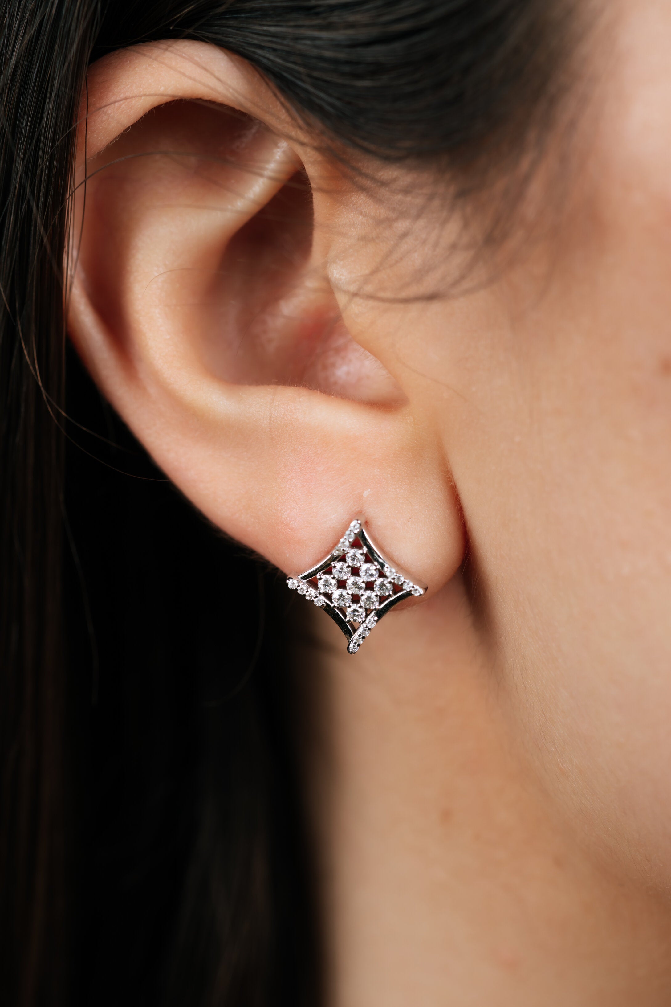 CERCEI E001199 DIN AUR ALB 14K FORMA ROMB CU DIAMANTE - Bijuterii LA ROSA