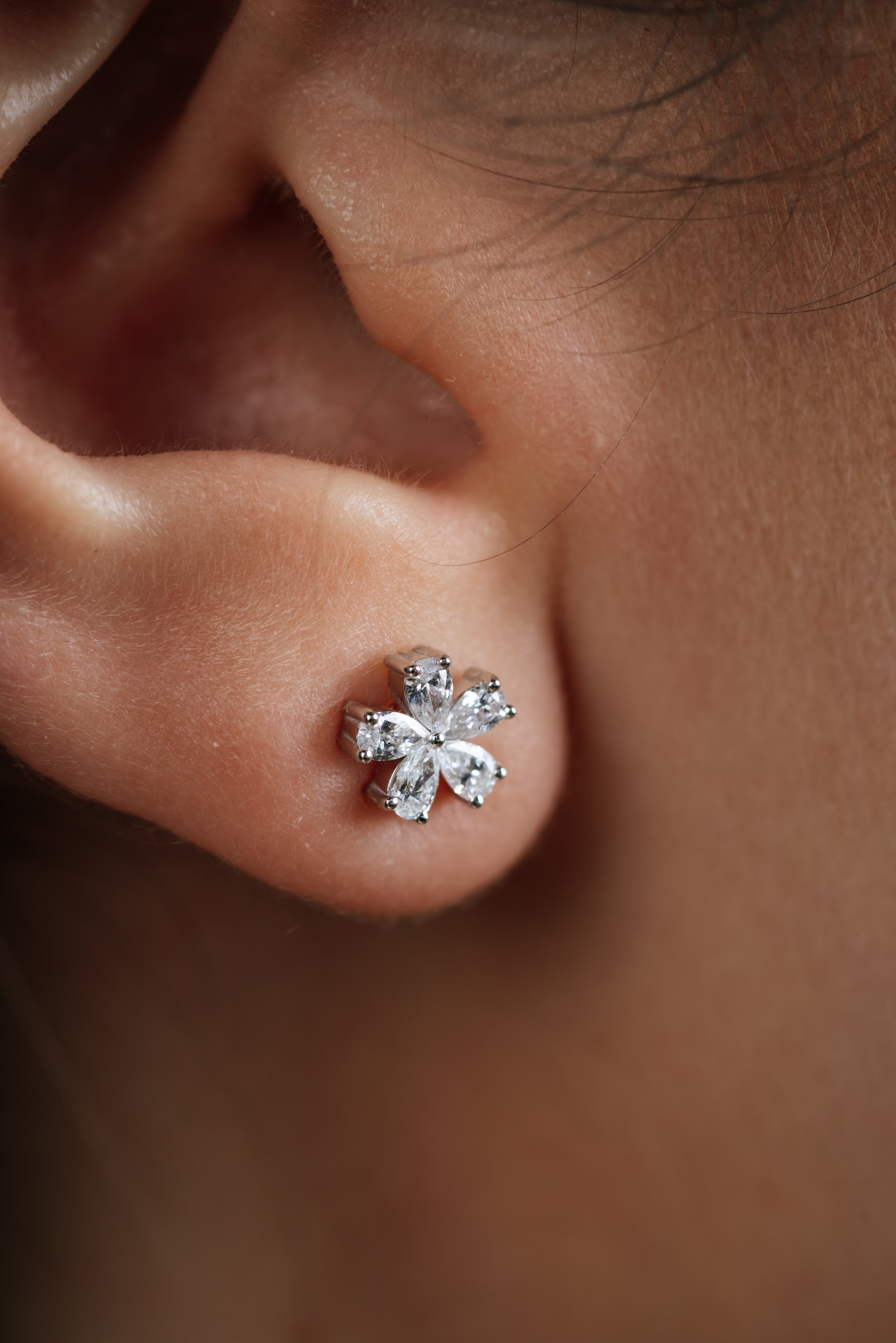CERCEI E001208 DIN AUR ALB 14K FORMA FLOARE CU DIAMANTE - Bijuterii LA ROSA