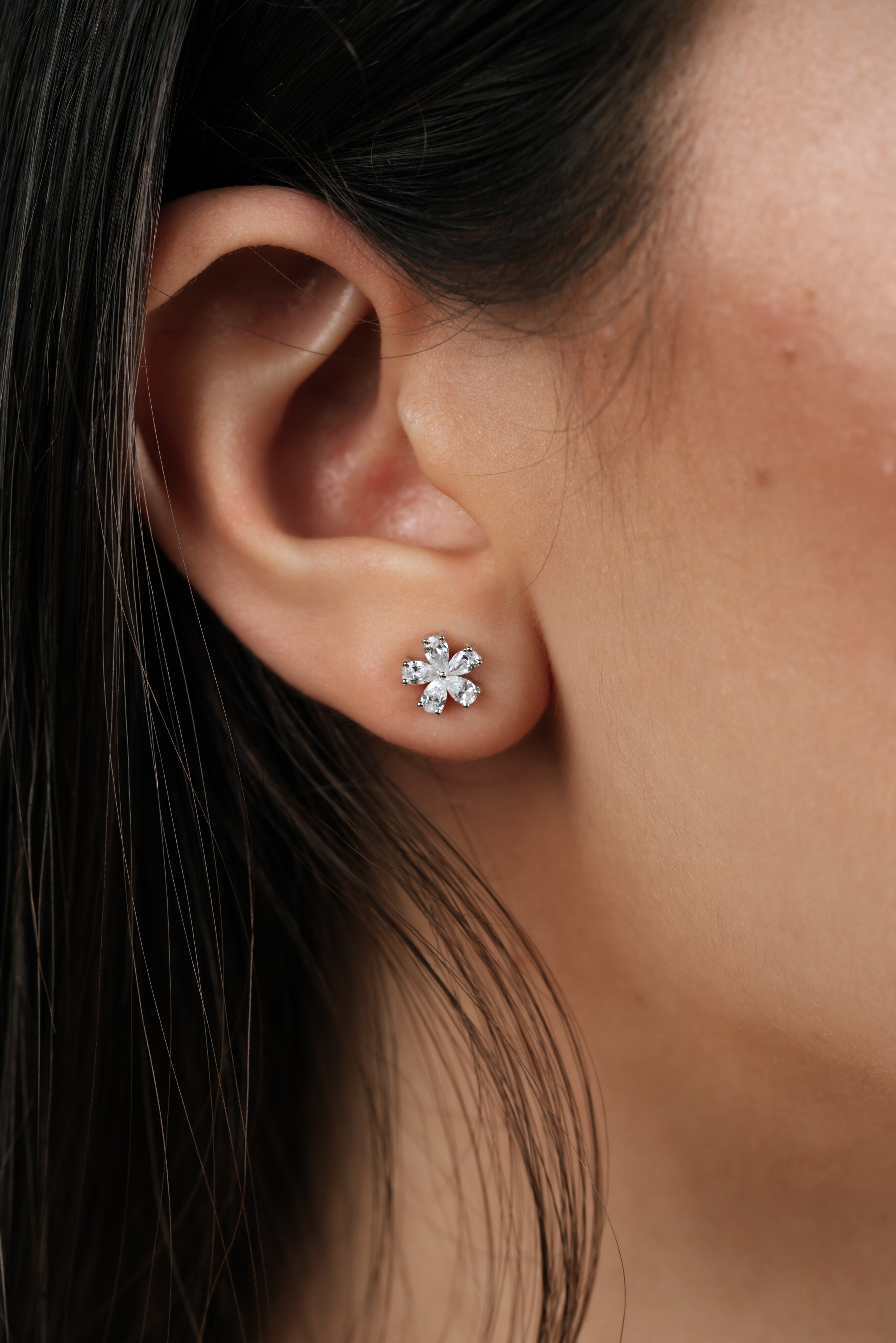 CERCEI E001208 DIN AUR ALB 14K FORMA FLOARE CU DIAMANTE - Bijuterii LA ROSA