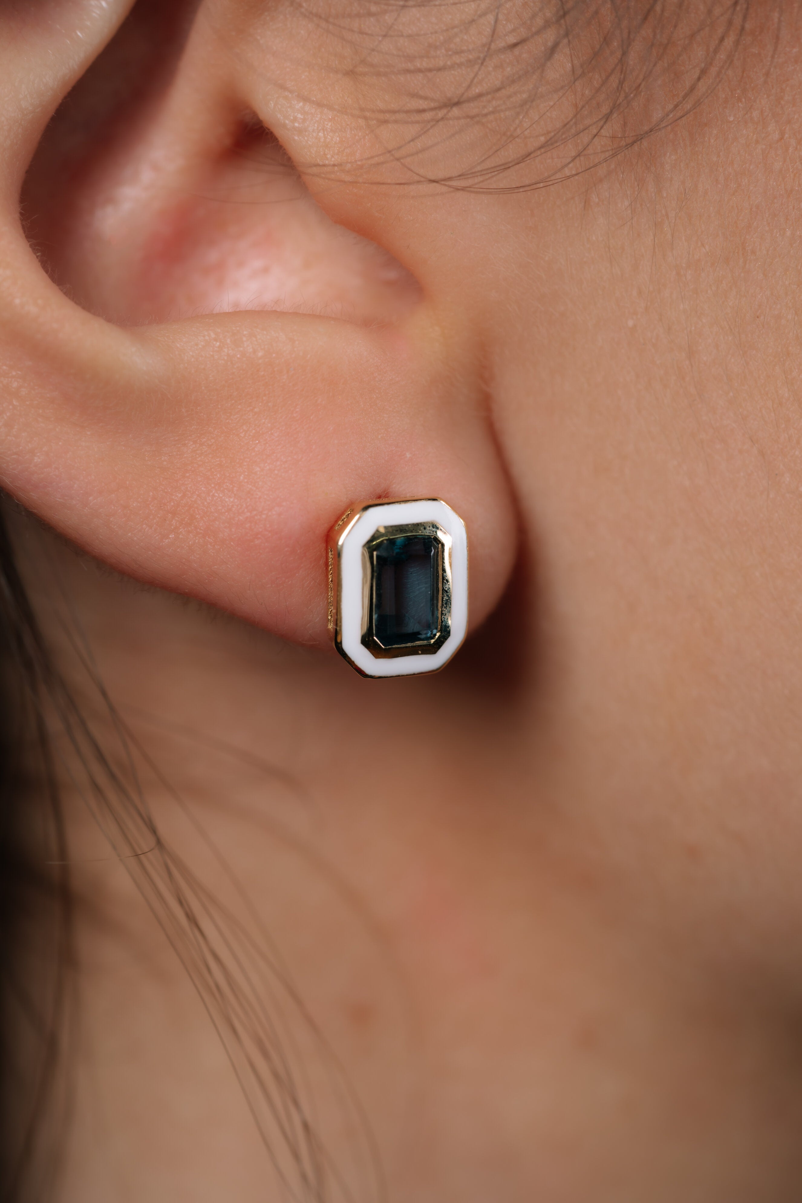 CERCEI HEXA E001038 DIN AUR GALBEN 14K CU LONDON BLUE TOPAZ SI EMAIL ALB - Bijuterii LA ROSA