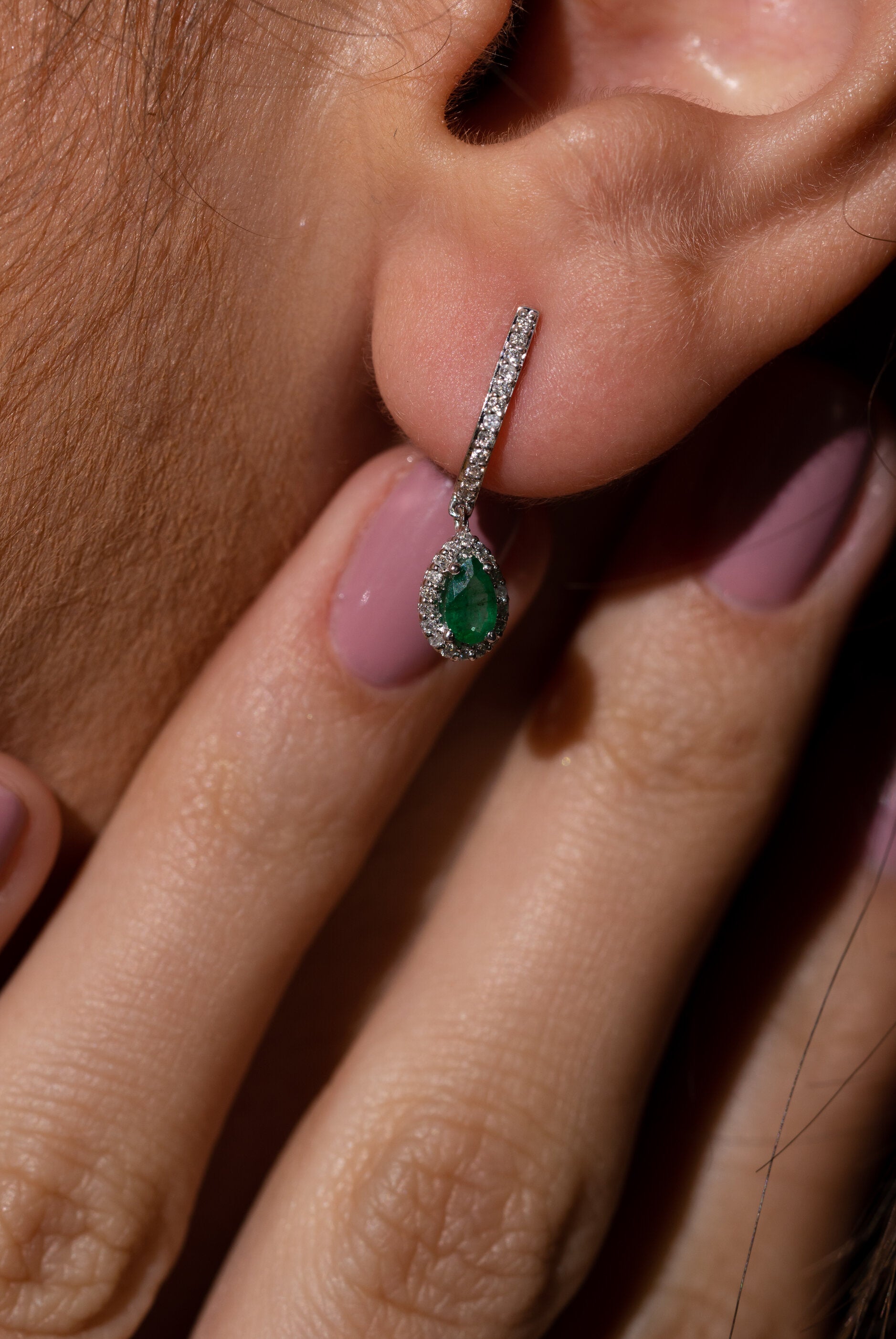 CERCEI KP17184 DIN AUR ALB 18K FORMA LACRIMA CU DIAMANTE SI SMARALD - Bijuterii LA ROSA