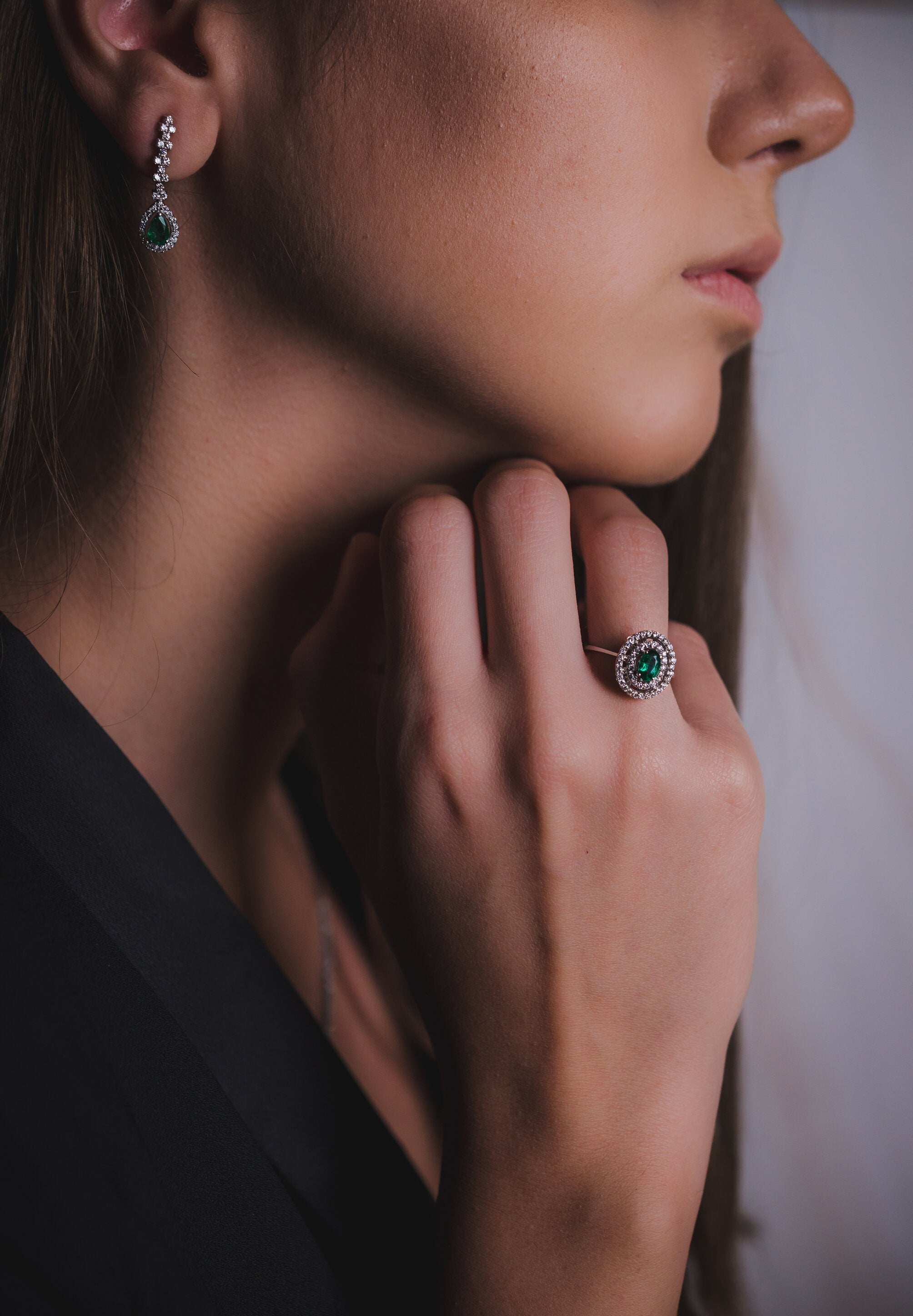 CERCEI LDEA0299 DIN AUR ALB 18K FORMA PARA CU DIAMANTE SI SMARALDE - Bijuterii LA ROSA
