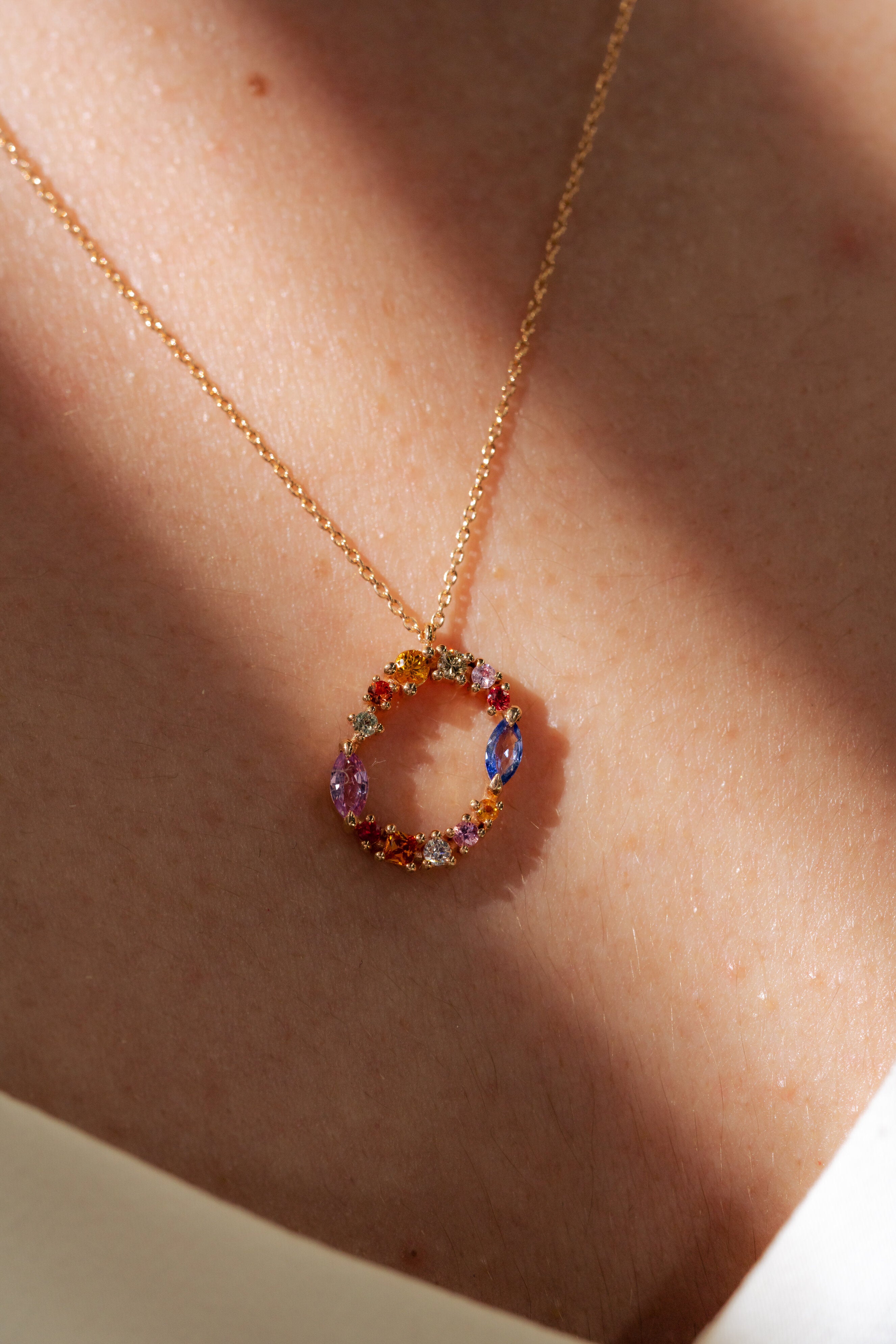 COLIER KL28470 DIN AUR ROZ 14K FORMA OVALA CU DIAMANTE SI SAFIRE COLORATE - Bijuterii LA ROSA