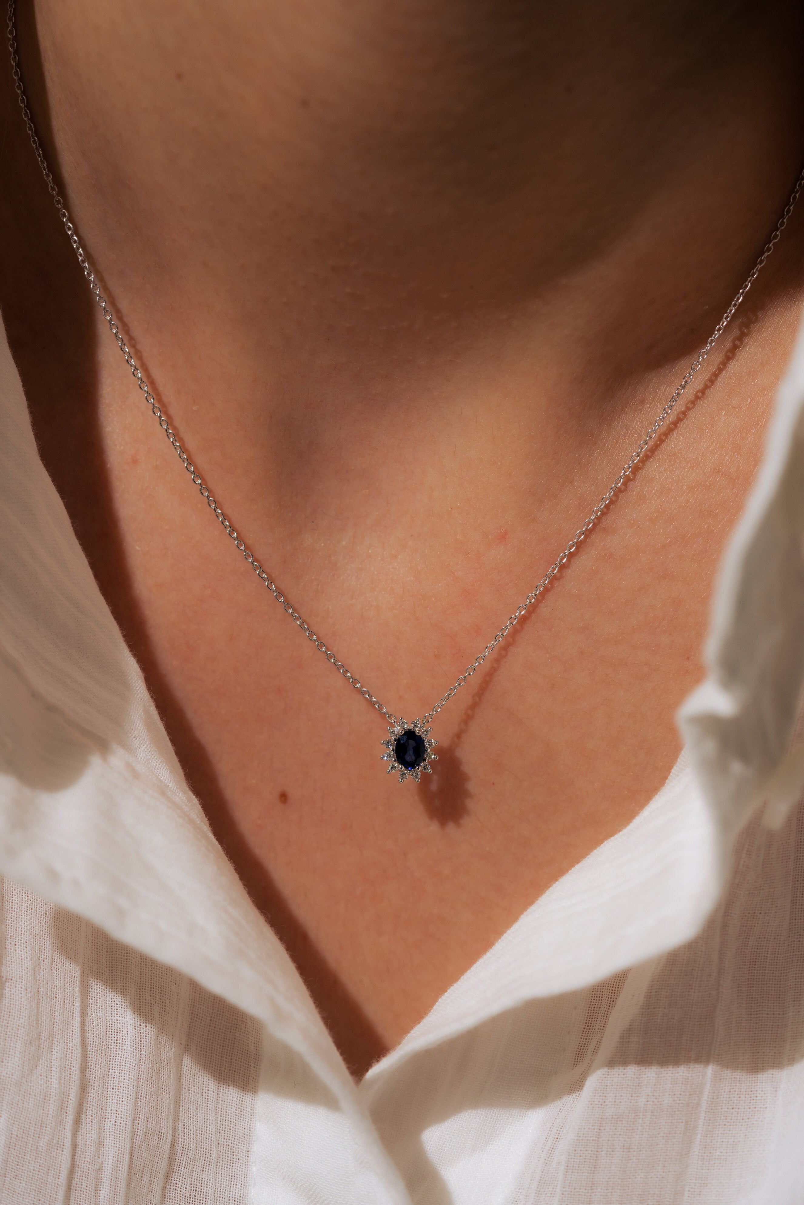COLIER KL29108 DIN AUR ALB 18K FORMA OVALA CU DIAMANTE SI SAFIR - Bijuterii LA ROSA