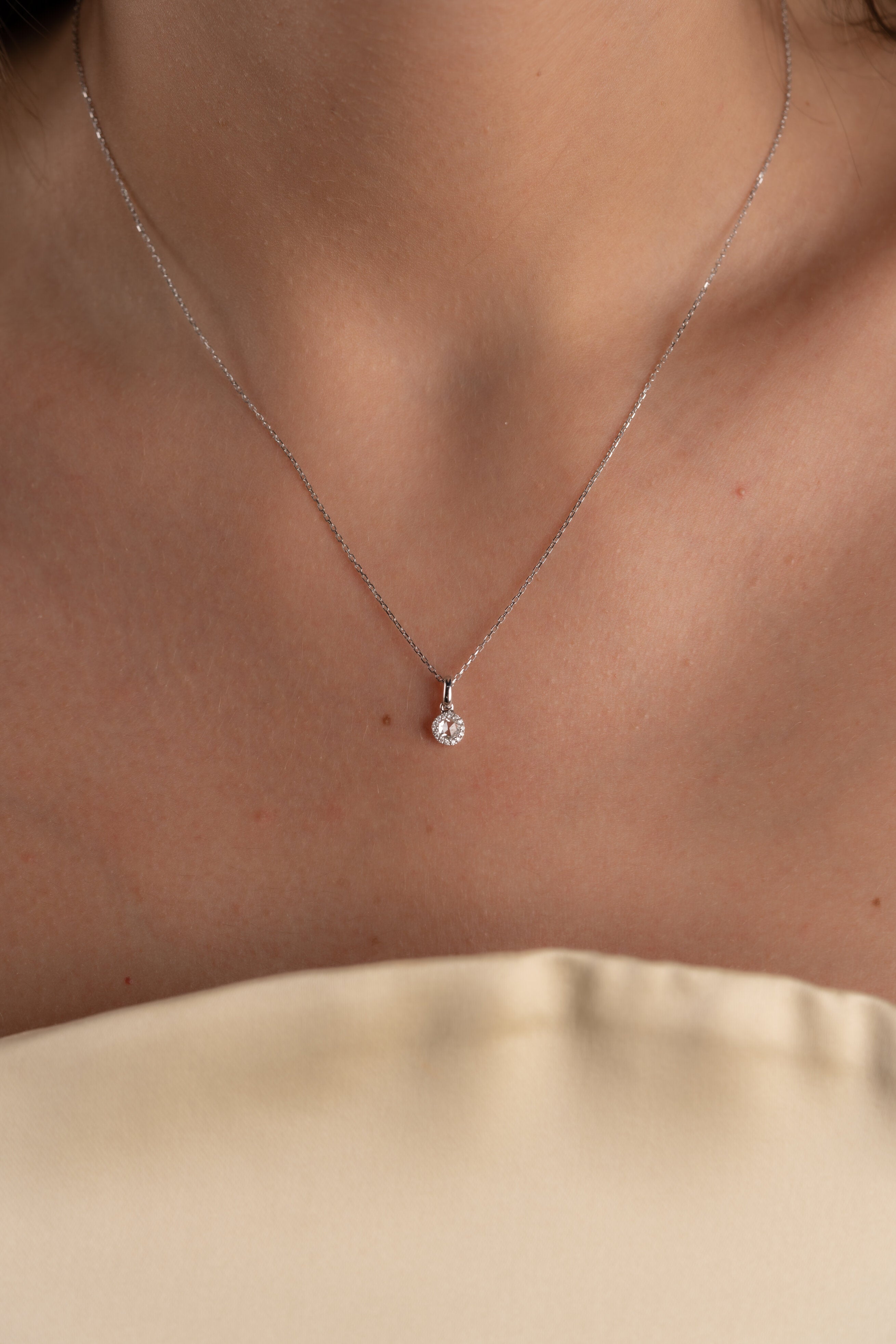 COLIER LDNA0376 DIN AUR ALB 18K FORMA ROTUNDA CU DIAMANTE - Bijuterii LA ROSA