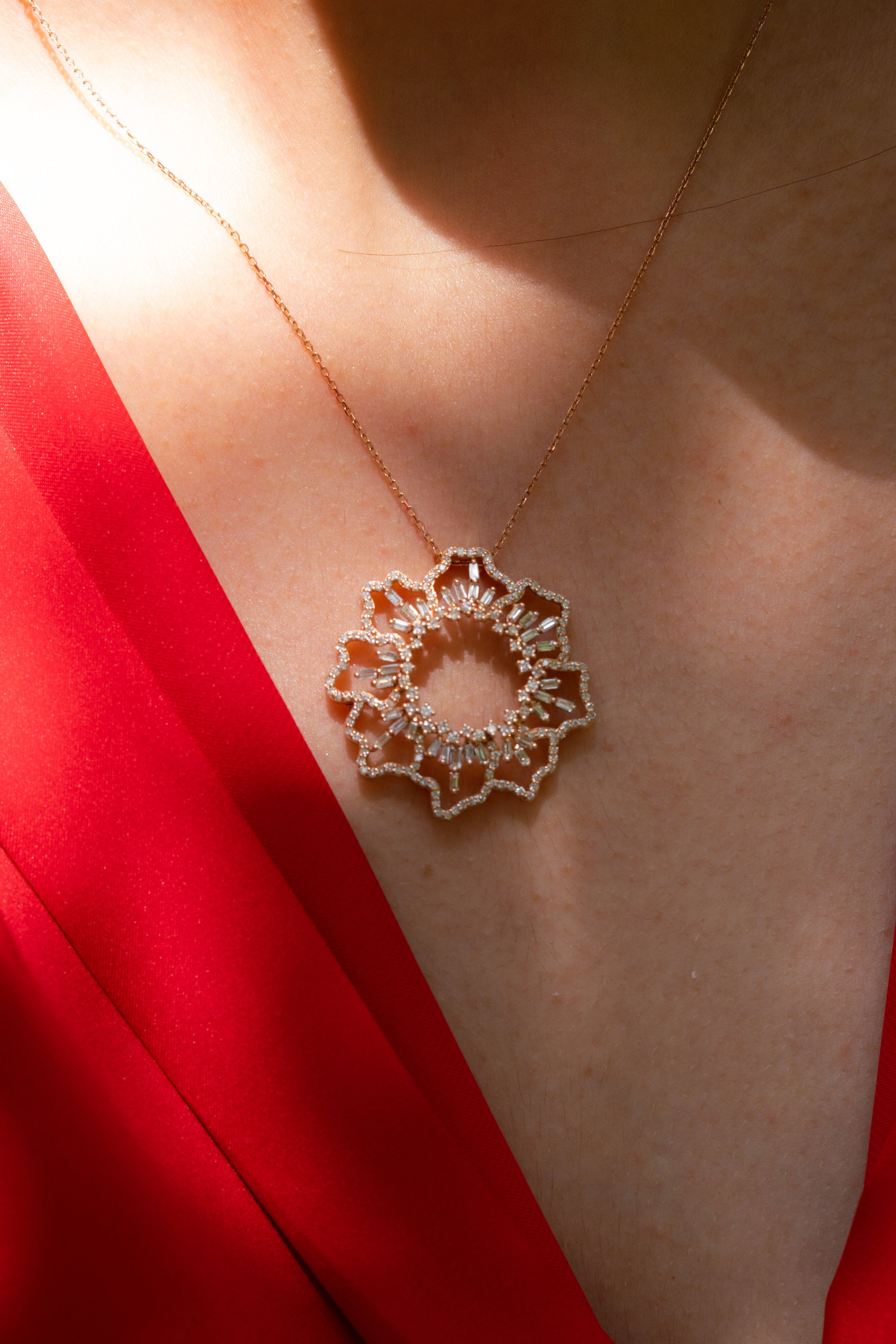 COLIER N000831 DIN AUR ROZ 14K FORMA FLOARE CU DIAMANTE - Bijuterii LA ROSA