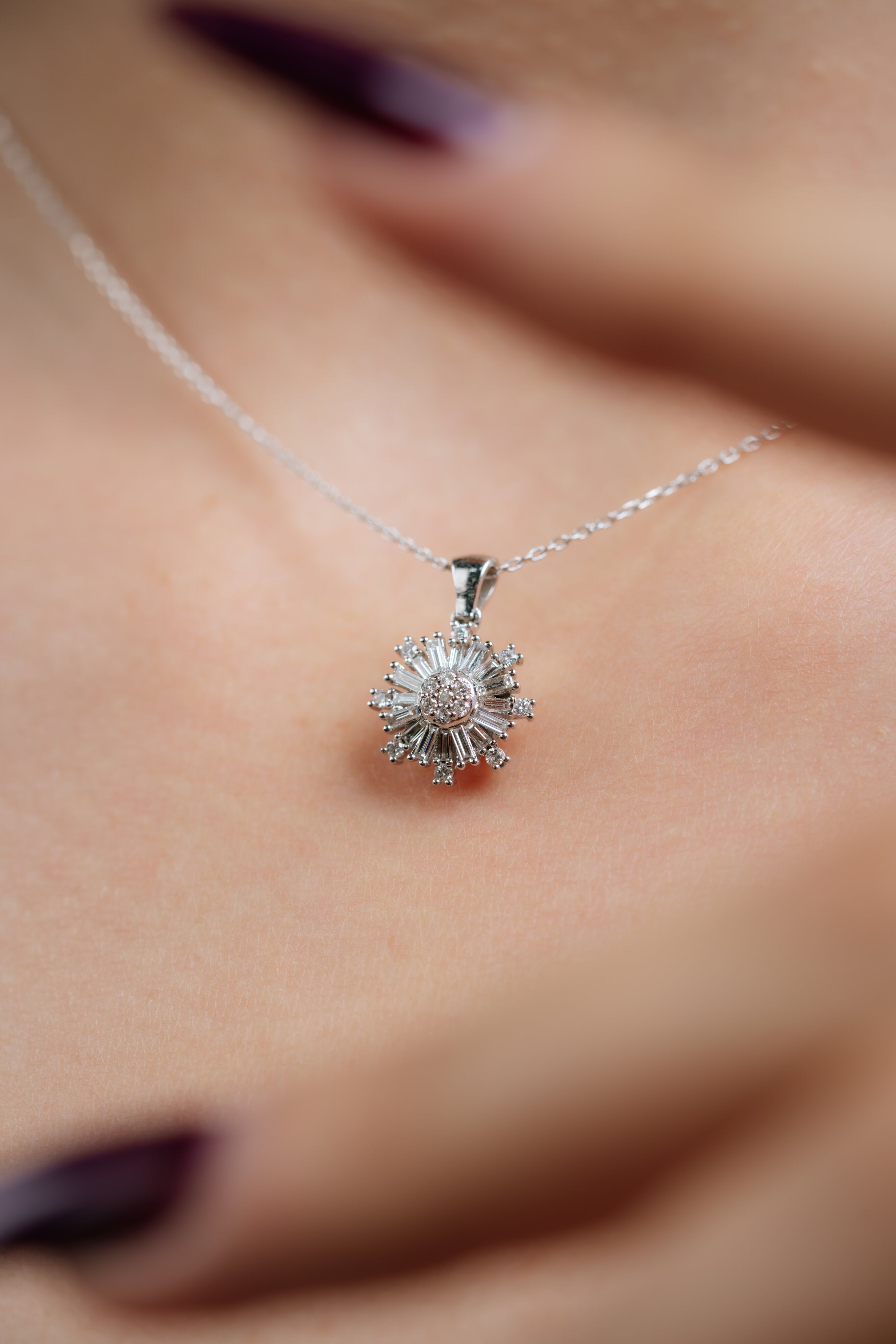 COLIER N001023 DIN AUR ALB 14K FORMA FULG CU DIAMANTE BAGHETE - Bijuterii LA ROSA
