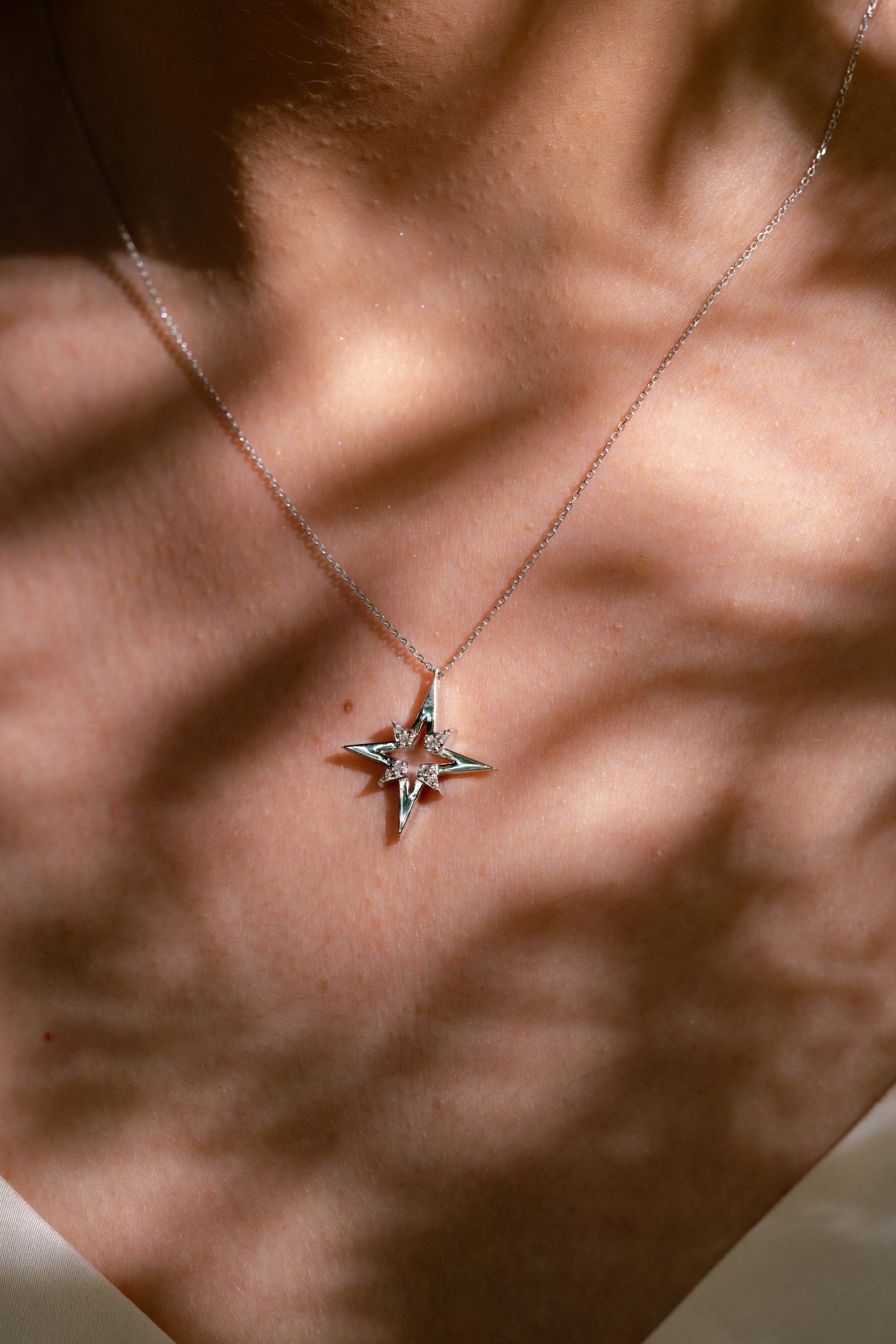 COLIER N001055 DIN AUR ALB 14K FORMA STEA CU DIAMANTE - Bijuterii LA ROSA