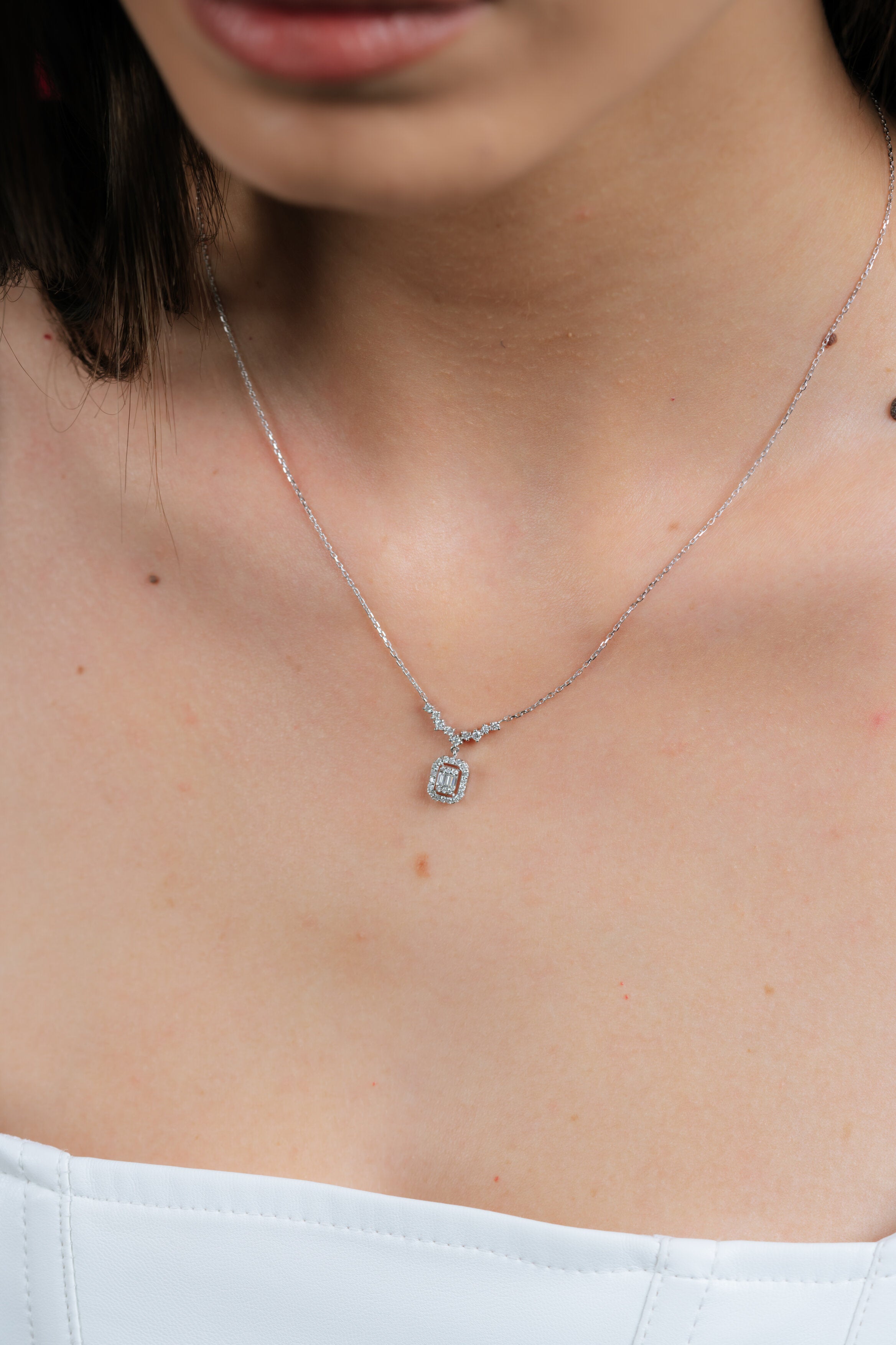 COLIER N001266 DIN AUR ALB 14K FORMA SEMIDREPTUNGHI CU DIAMANTE - Bijuterii LA ROSA