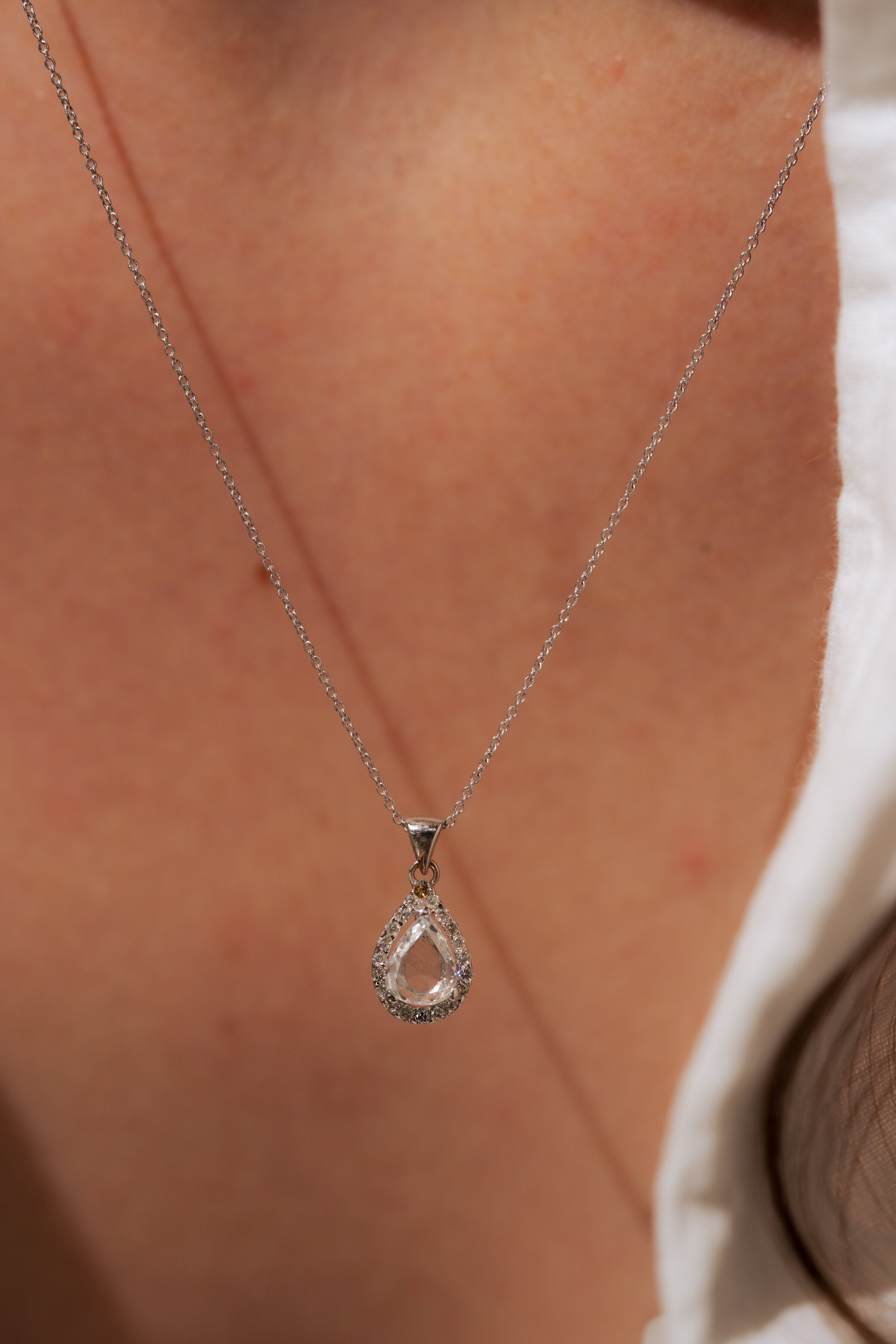 COLIER P000010 DIN AUR ALB 18K FORMA LACRIMA CU DIAMANTE - Bijuterii LA ROSA