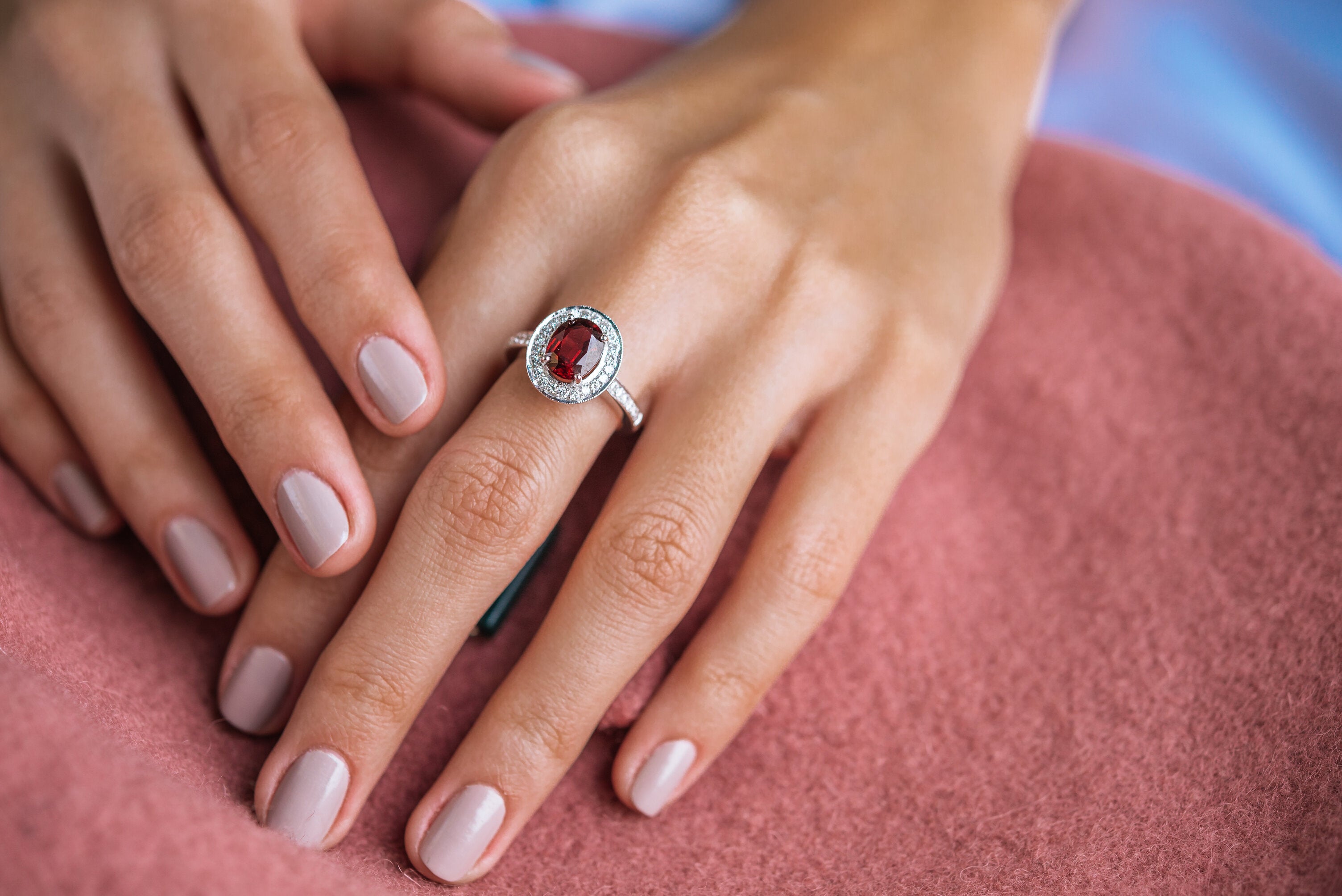 Inel LR00103 din aur alb 18k forma ovala cu diamante si Granat - Bijuterii LA ROSA