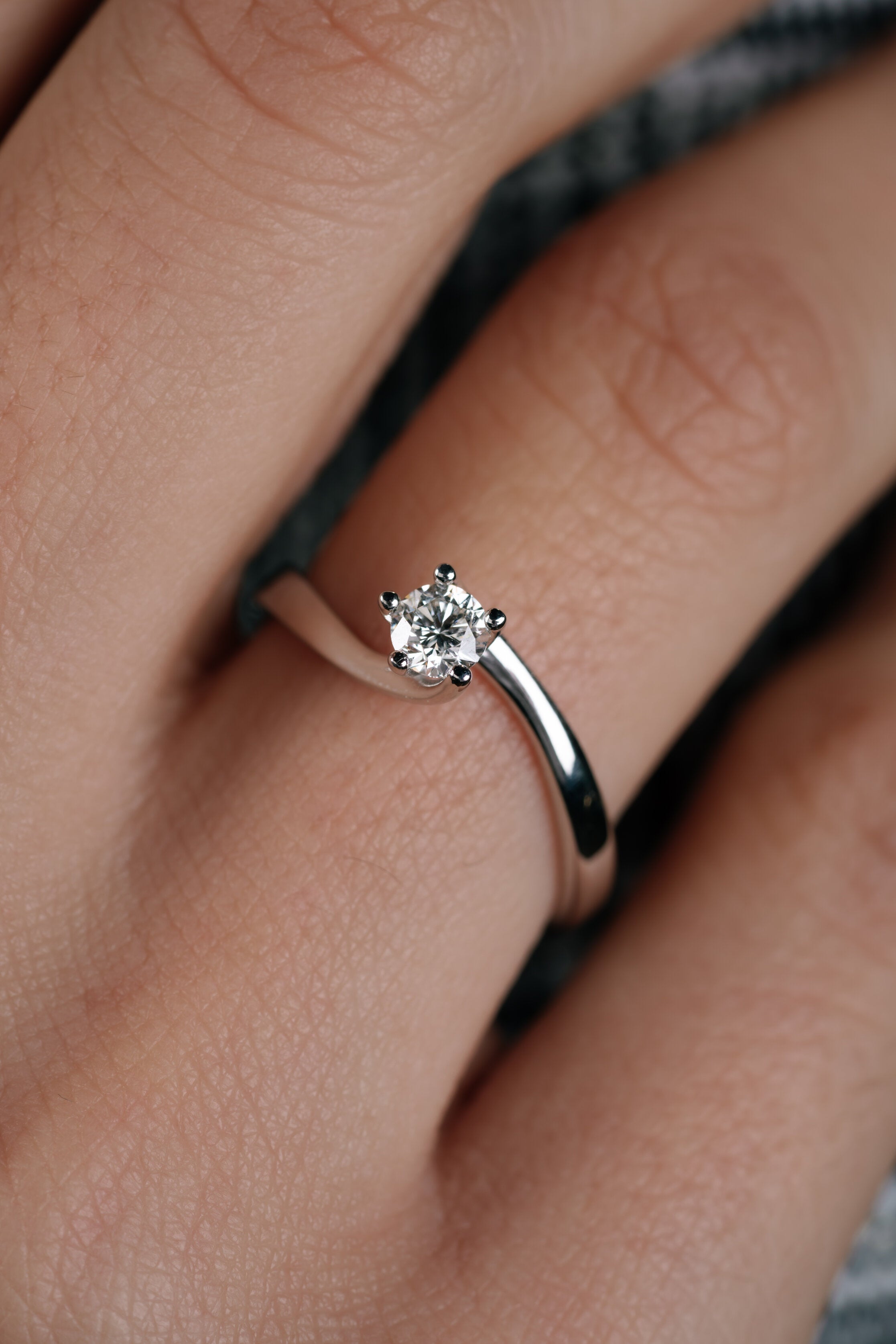 Inel de logodna LRY160 din aur alb 18k cu diamant - Bijuterii LA ROSA - Verighete si Inele de Logodna, bijuterii cu diamante