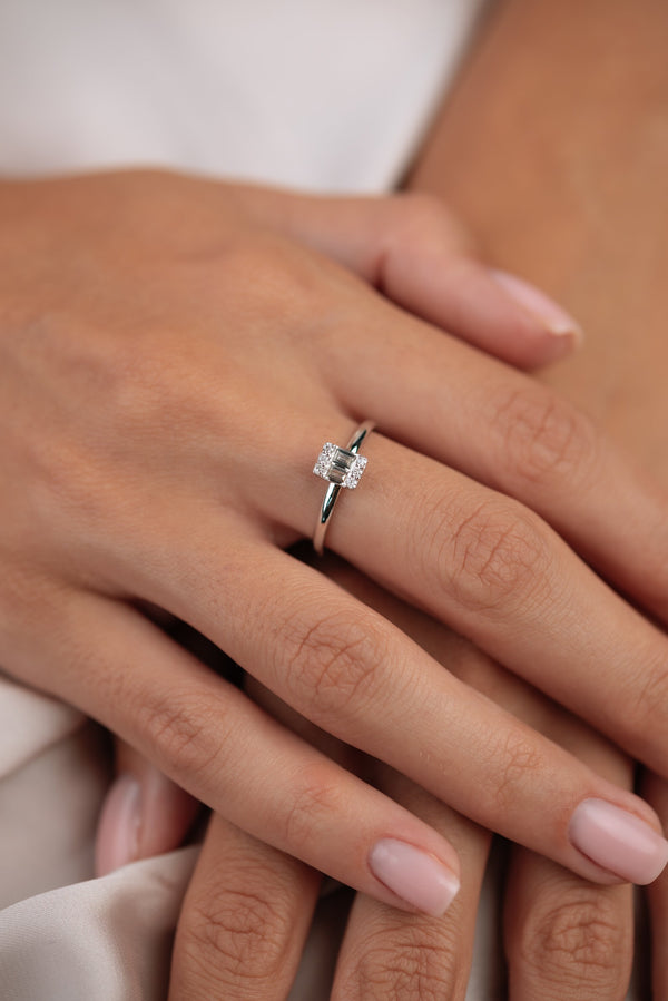 Inel dreptunghi din aur alb de 14k cu diamante baghete - Bijuterii LA ROSA