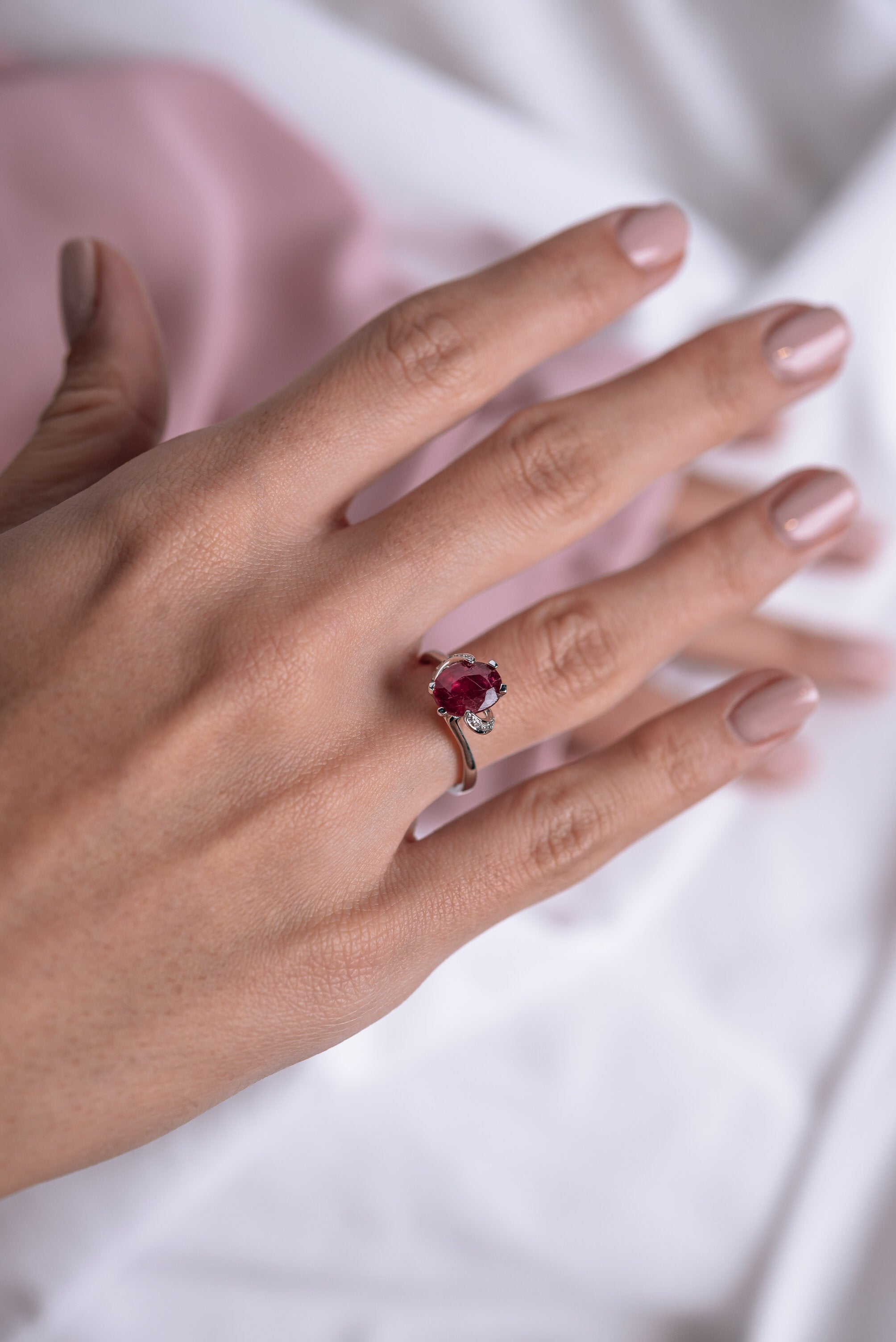 Inel LR00077 din aur alb 18k forma ovala cu diamante si rubin - Bijuterii LA ROSA