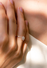 Inel LRY195 din aur alb 18k cu diamante forma floare - Bijuterii LA ROSA