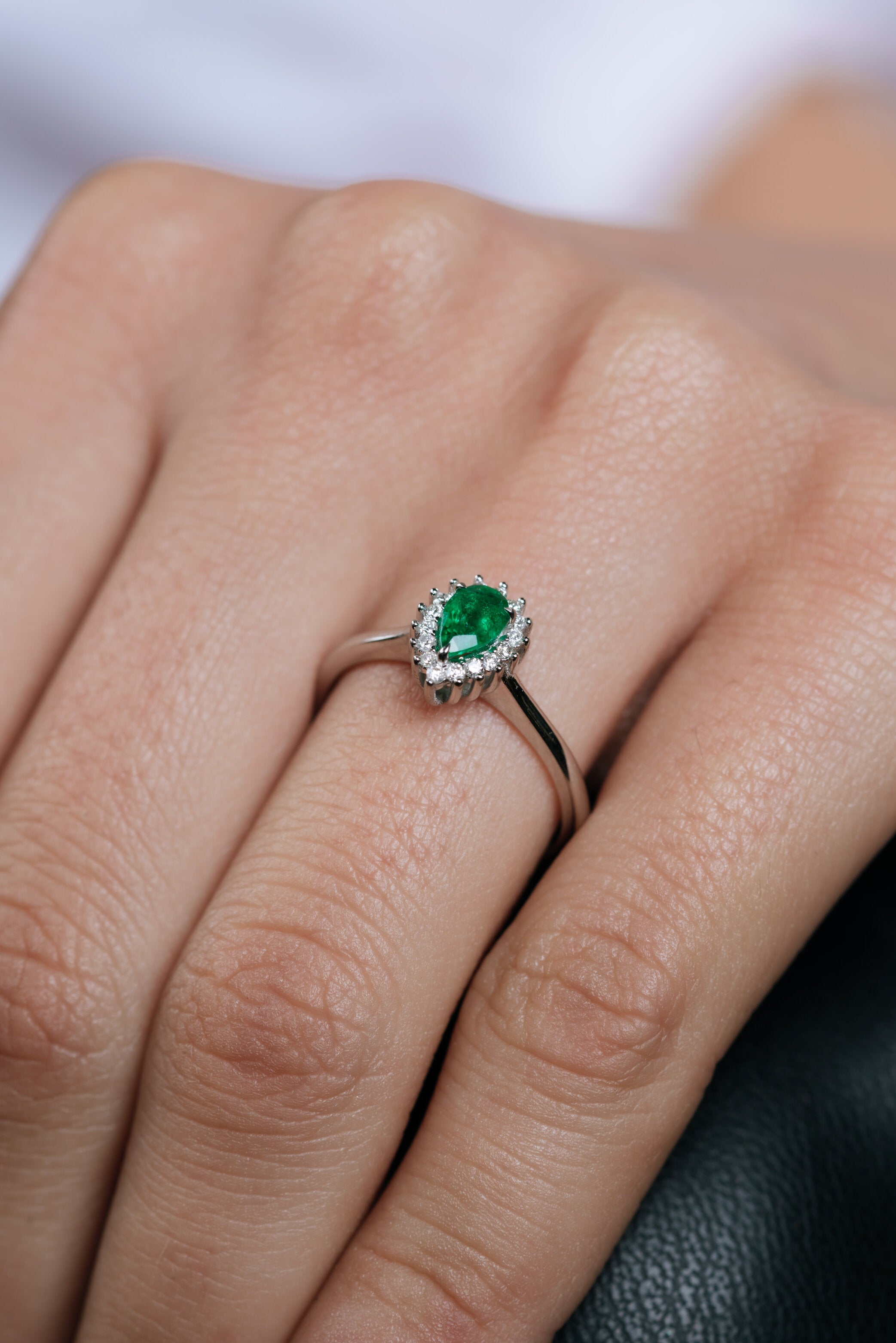 INEL R00007 DIN AUR ALB 14K FORMA LACRIMA CU DIAMANTE SI SMARALD - Bijuterii LA ROSA