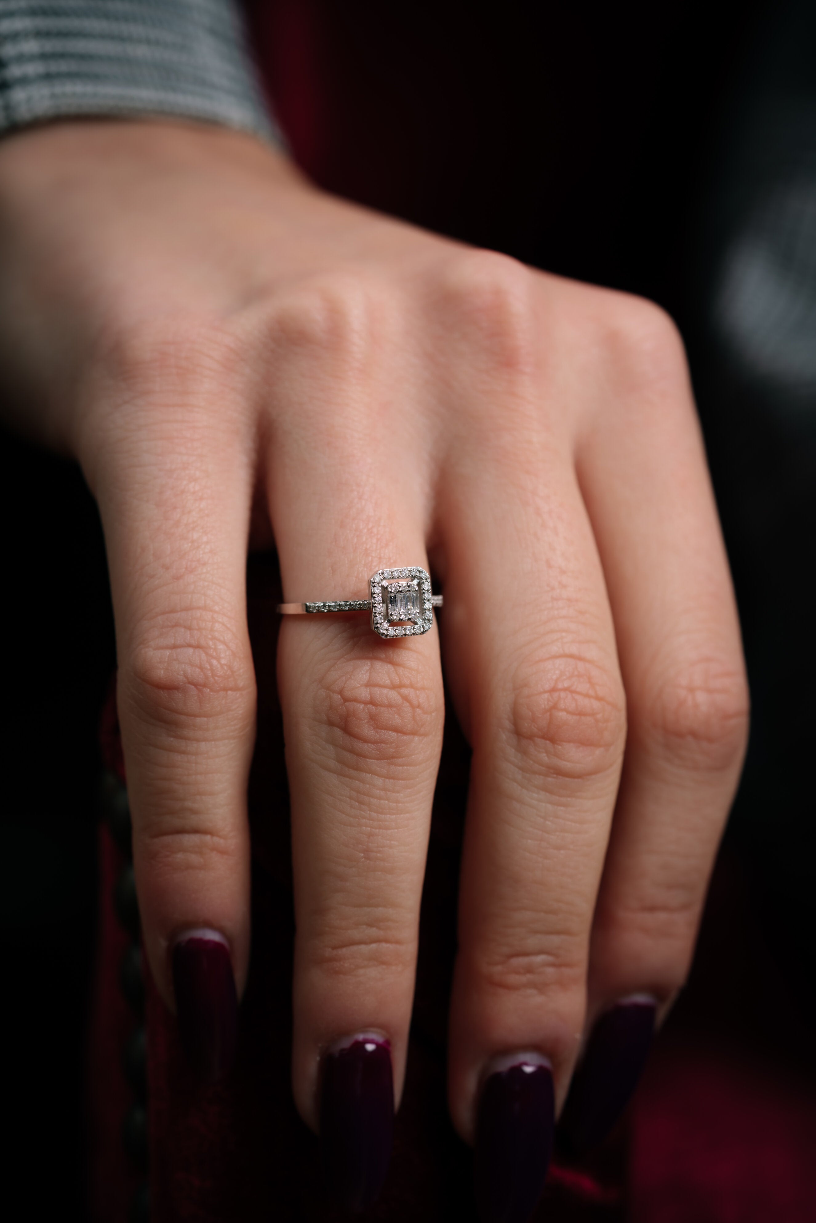 INEL R003772 DIN AUR ALB 14K FORMA PATRATA CU DIAMANTE BAGHETE - Bijuterii LA ROSA