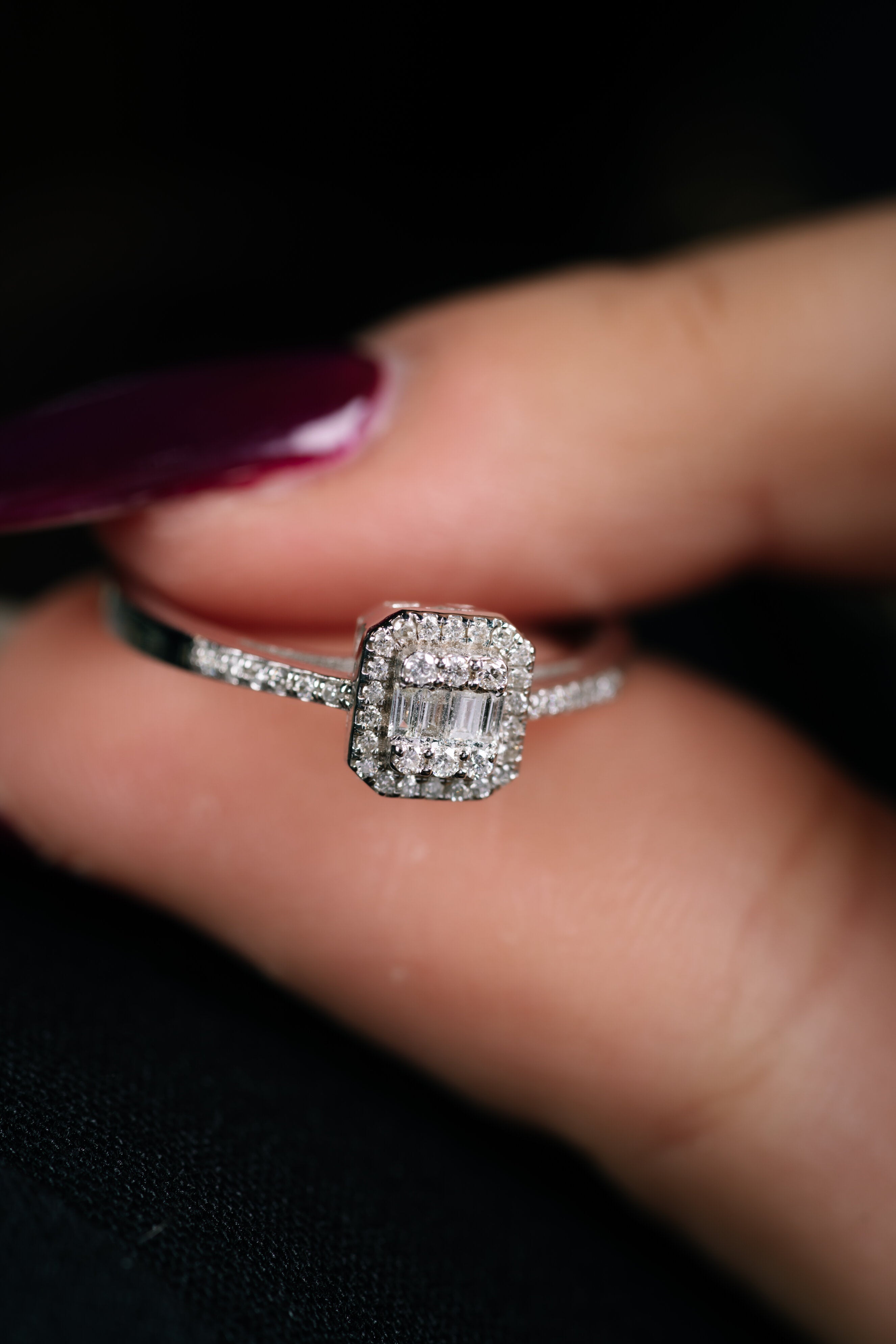 INEL R003796 DIN AUR ALB 14K FORMA SEMIPATRATA CU DIAMANTE BAGHETE - Bijuterii LA ROSA