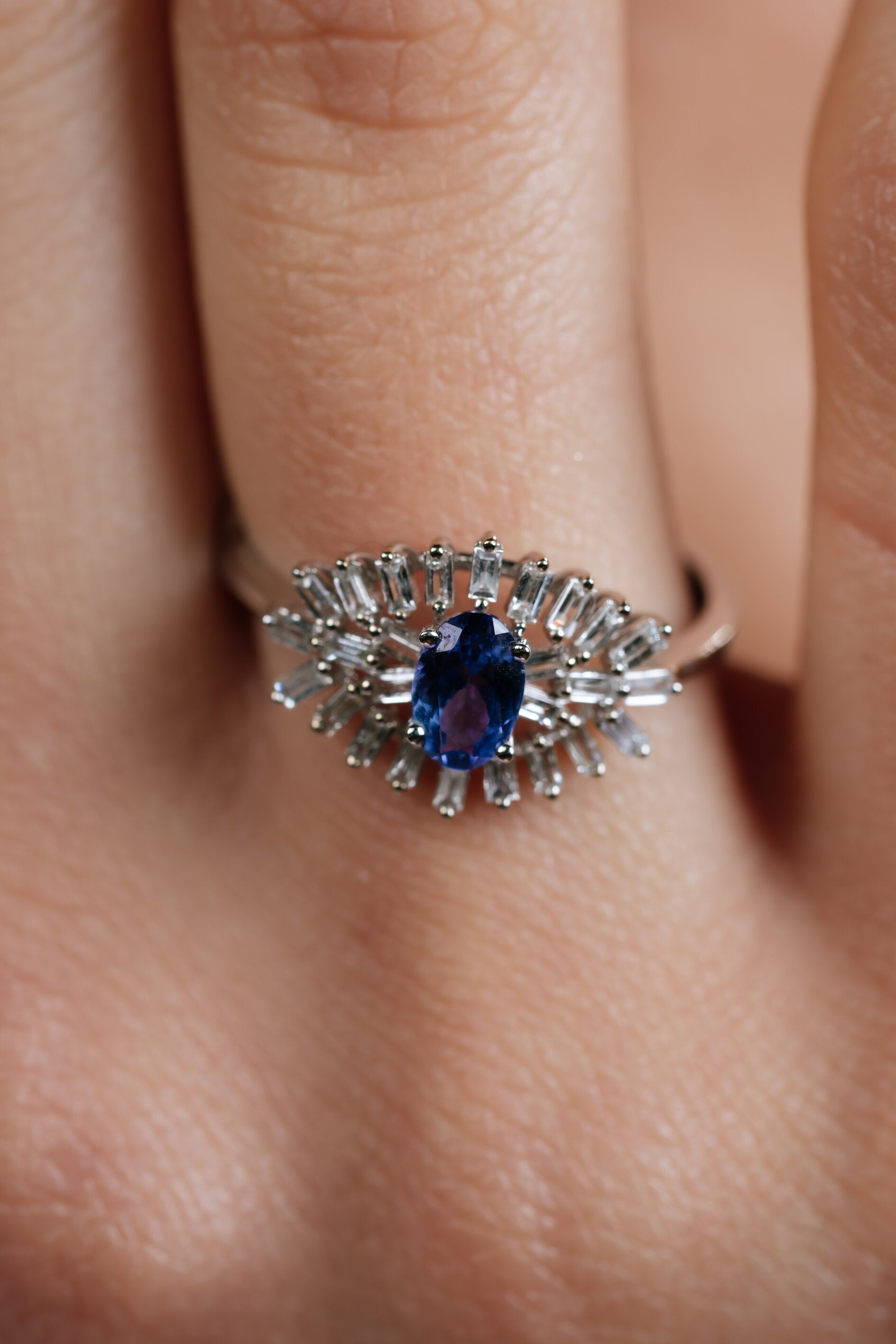 INEL R004281 DIN AUR ALB 14K FORMA OVALA CU TOPAZ SI DIAMANTE BAGHETE - Bijuterii LA ROSA