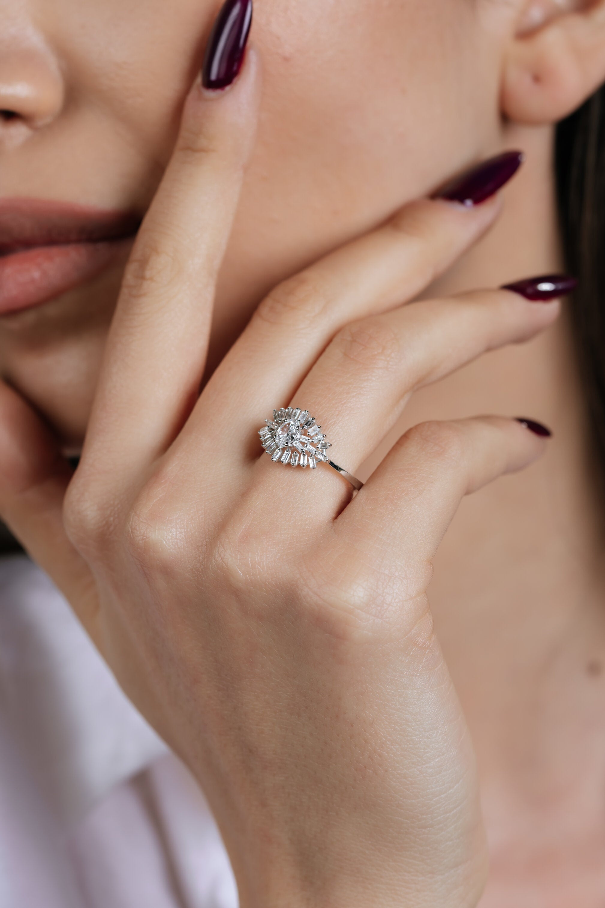 INEL R004283 DIN AUR ALB 14K FORMA OVALA CU DIAMANTE BAGHETE - Bijuterii LA ROSA