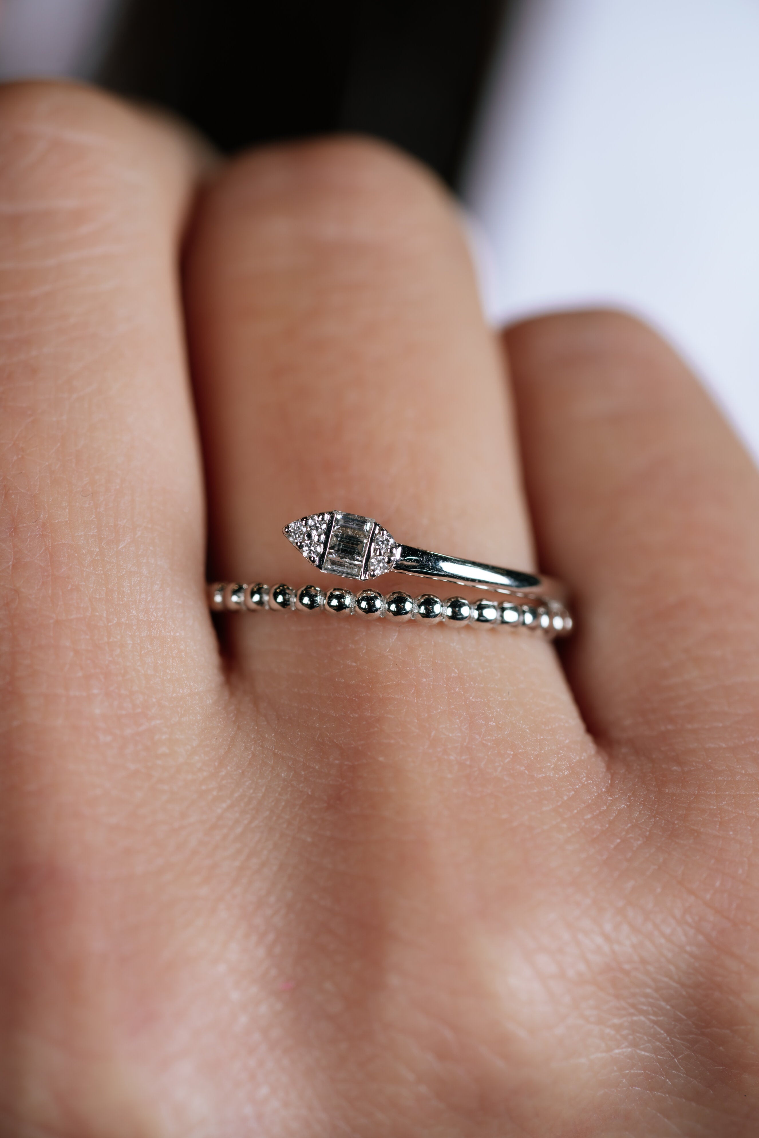 INEL R004758 DIN AUR ALB 14K FORMA ROTUNDA CU DIAMANTE - Bijuterii LA ROSA