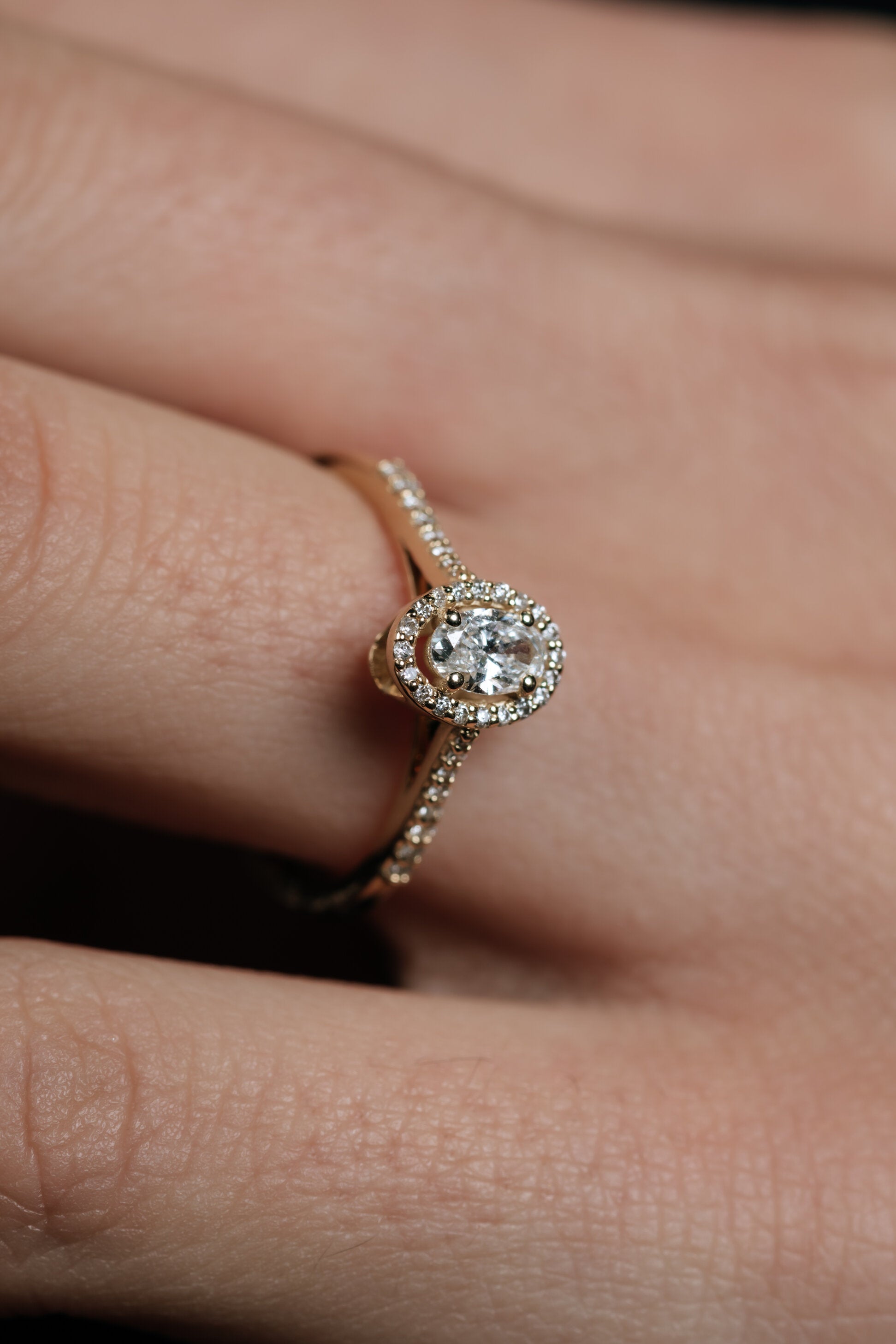 INEL R004764 DIN AUR GALBEN 14K FORMA OVALA CU DIAMANTE - Bijuterii LA ROSA
