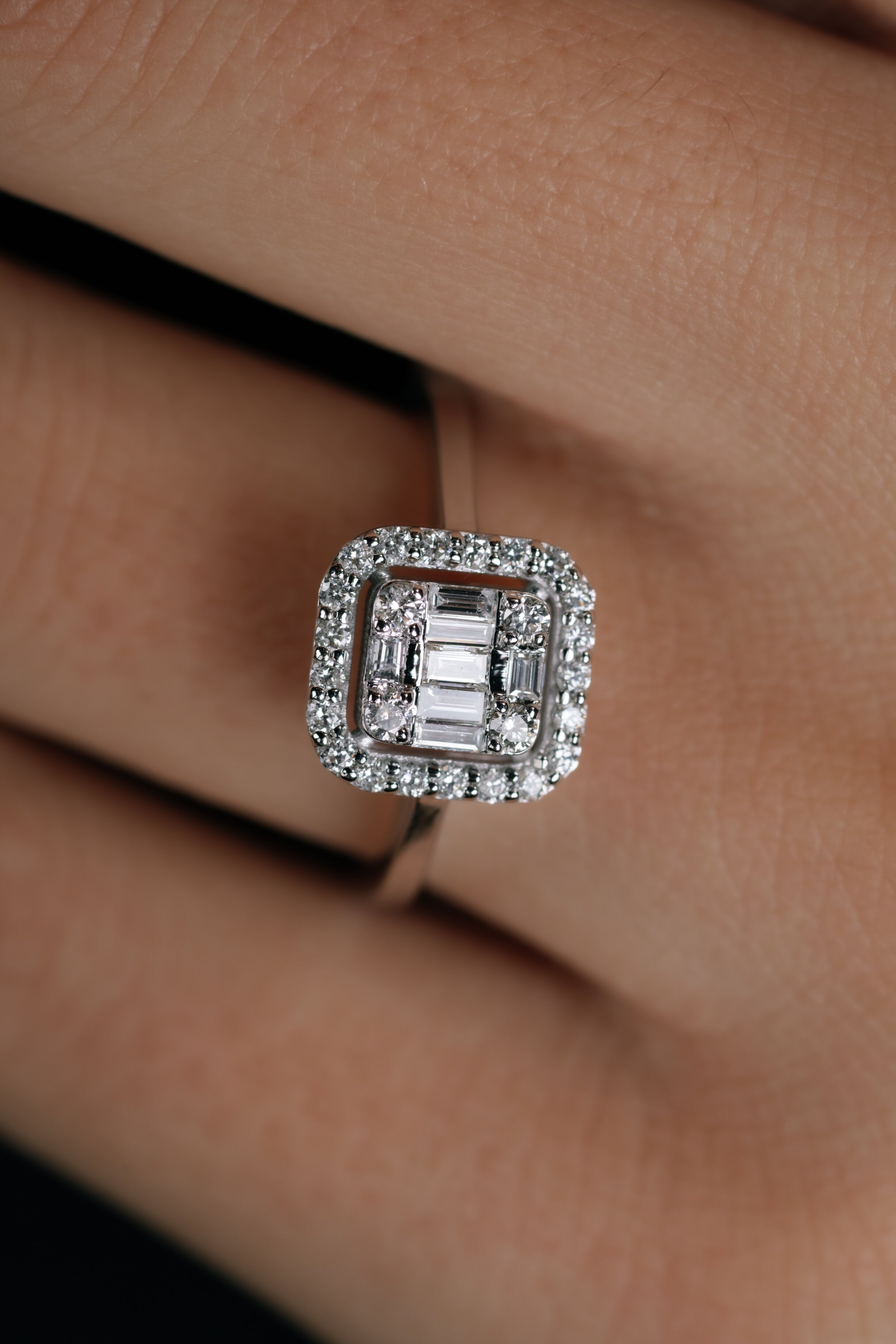 INEL R004796 DIN AUR ALB 14K FORMA PATRATA CU DIAMANTE - Bijuterii LA ROSA